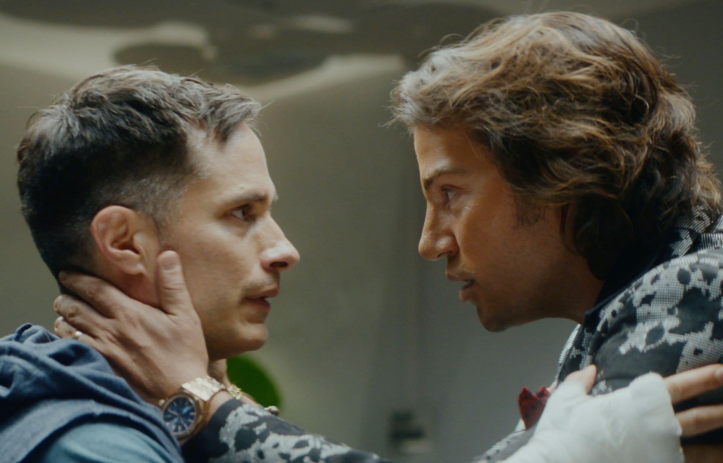 Gael García Bernal y Diego Luna en una imagen de la serie 'La máquina' (Disney)