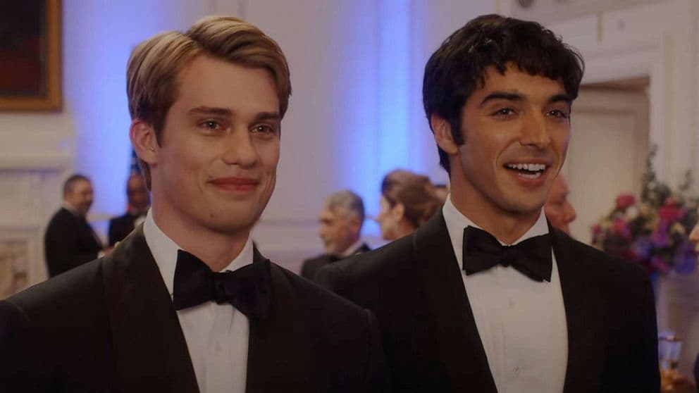 Fotografía promocional de la película 'Rojo, blanco y sangre azul' con sus protagonistas, Taylor Zakhar Perez y Nicholas Galitzine, en primer plano