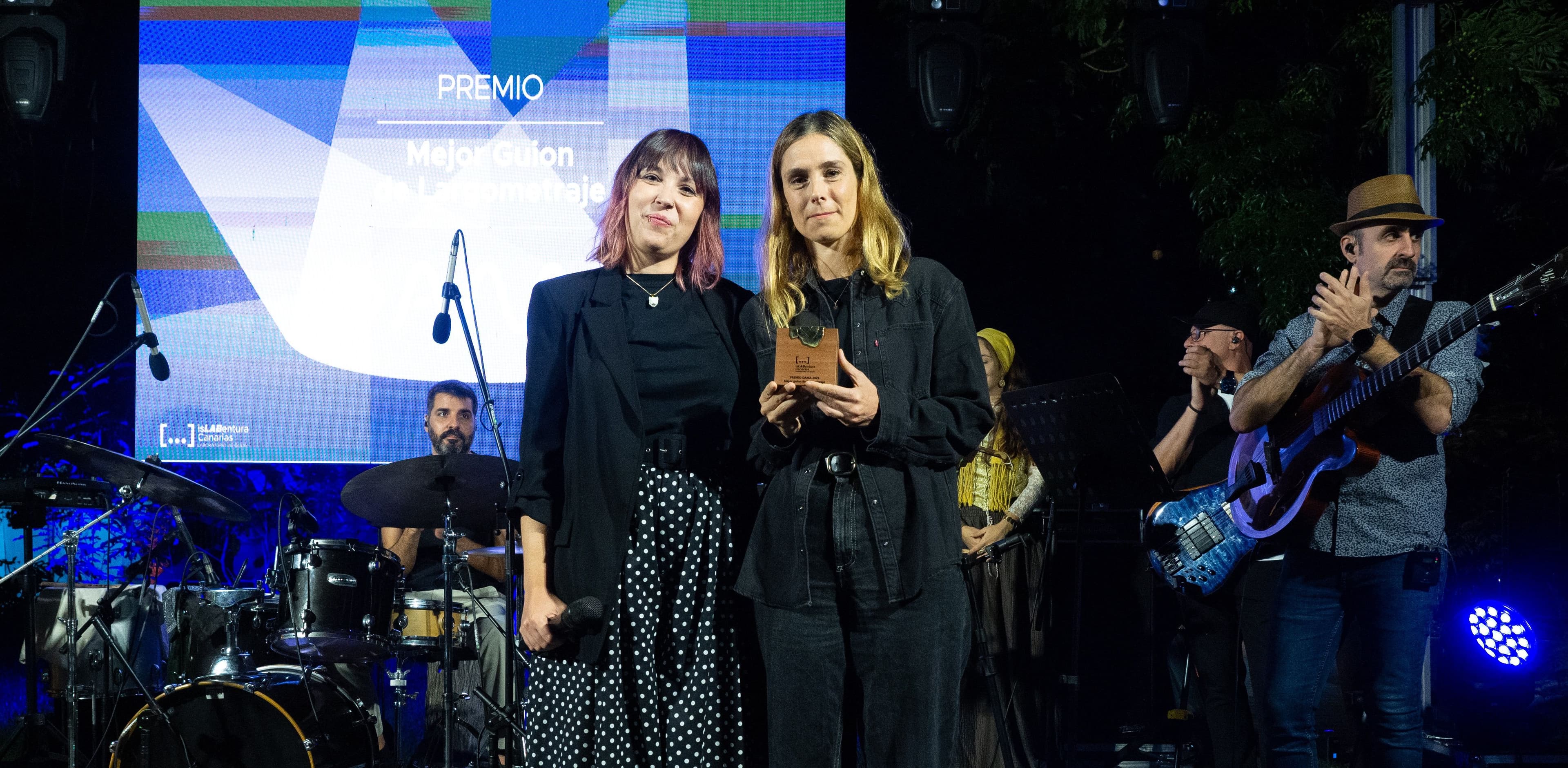 Katia Klein recibe el galardón de manos de Alba Lucío