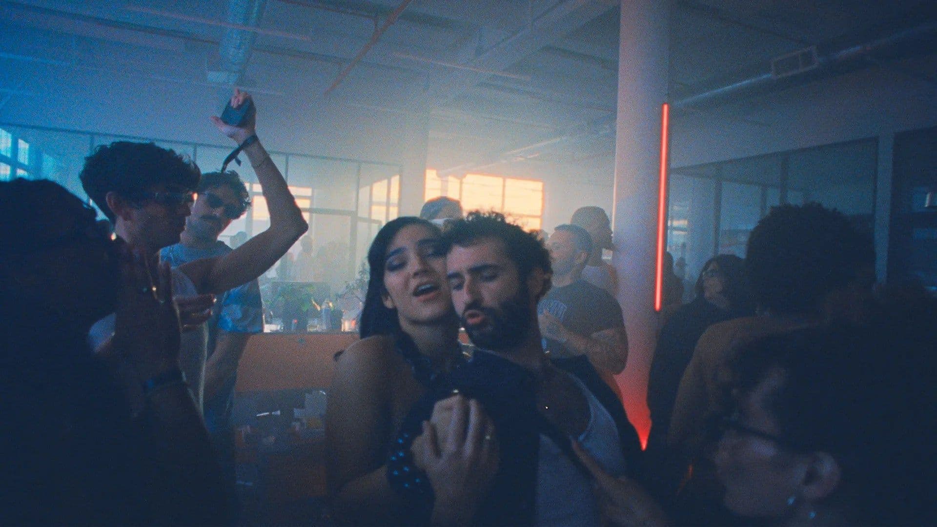 Jordan Firstman baila en un fotograma de la película 'Club Kid', dirigida por él mismo y presentada en Cannes en mayo de 2026