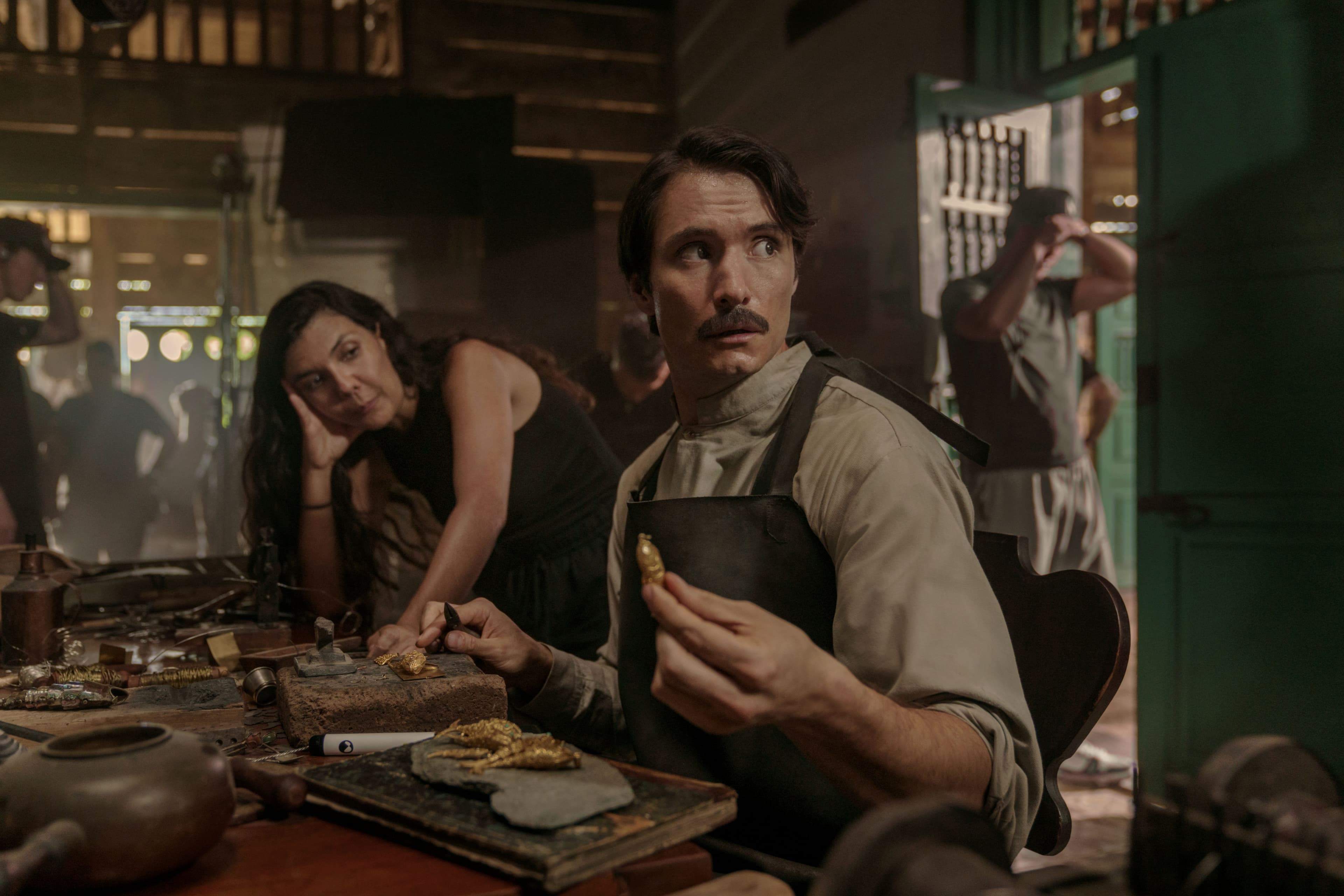 La directora Laura Mora y el actor Claudio Cataño durante el rodaje de 'Cien años de soledad'