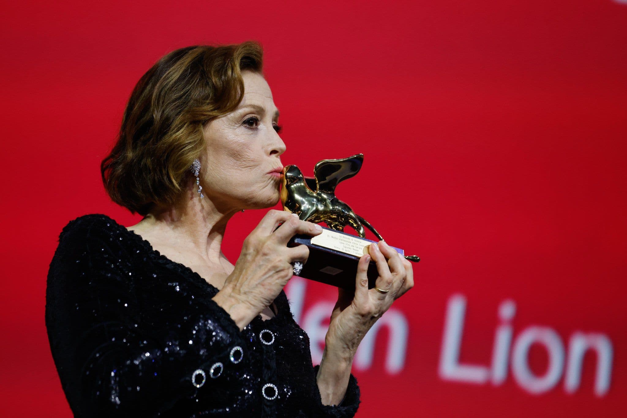 La actriz Sigourney Weaver besa el León de Oro a toda su carrera que le ha concedido la Mostra de Venecia 2024
