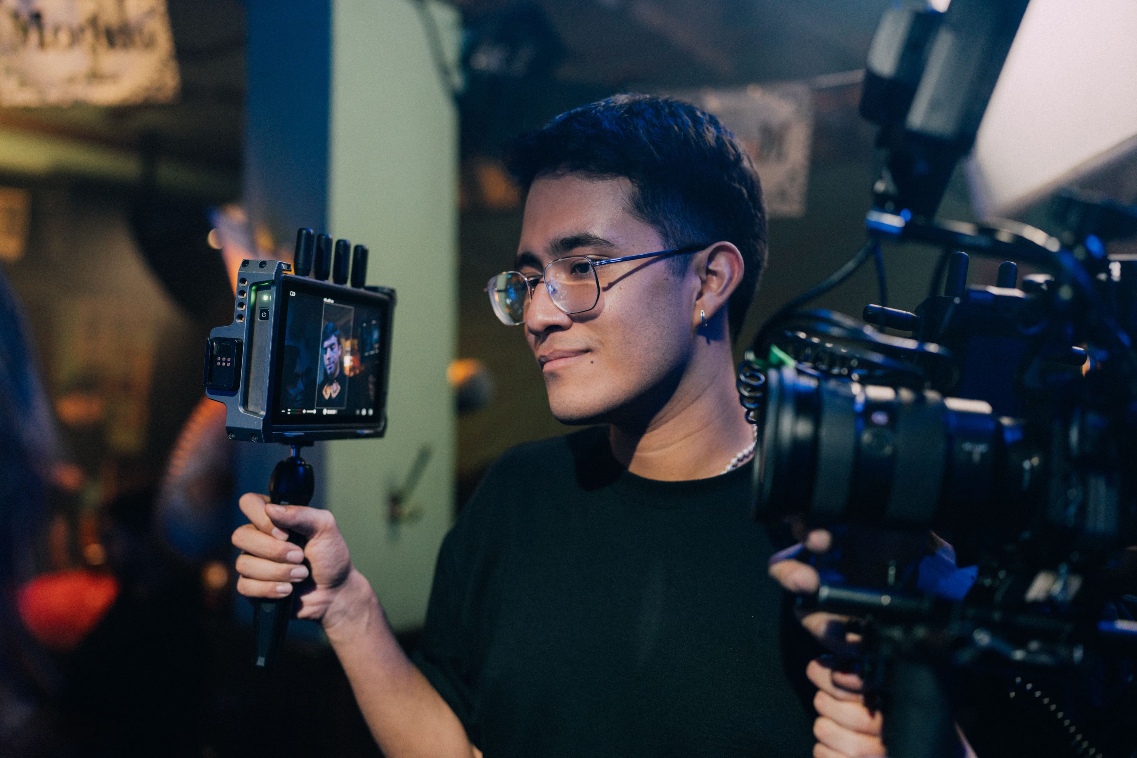 Miguel Arath R. Acevedo, egresado de la Escuela Superior de Cine de la Ciudad de México, en una fotografía tomada durante un rodaje