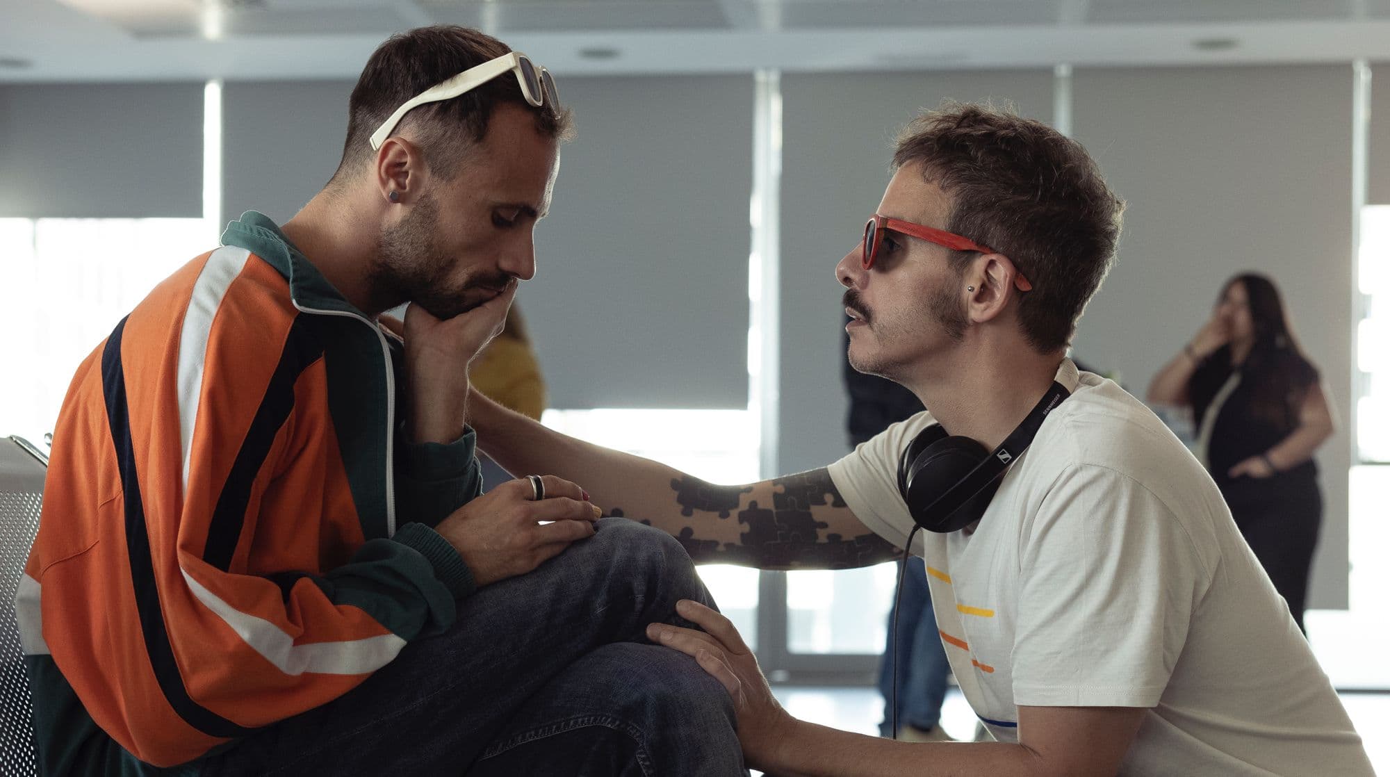 Oriol Pla y Javier Giner en el rodaje de la serie de Disney+ 'Yo, adicto'