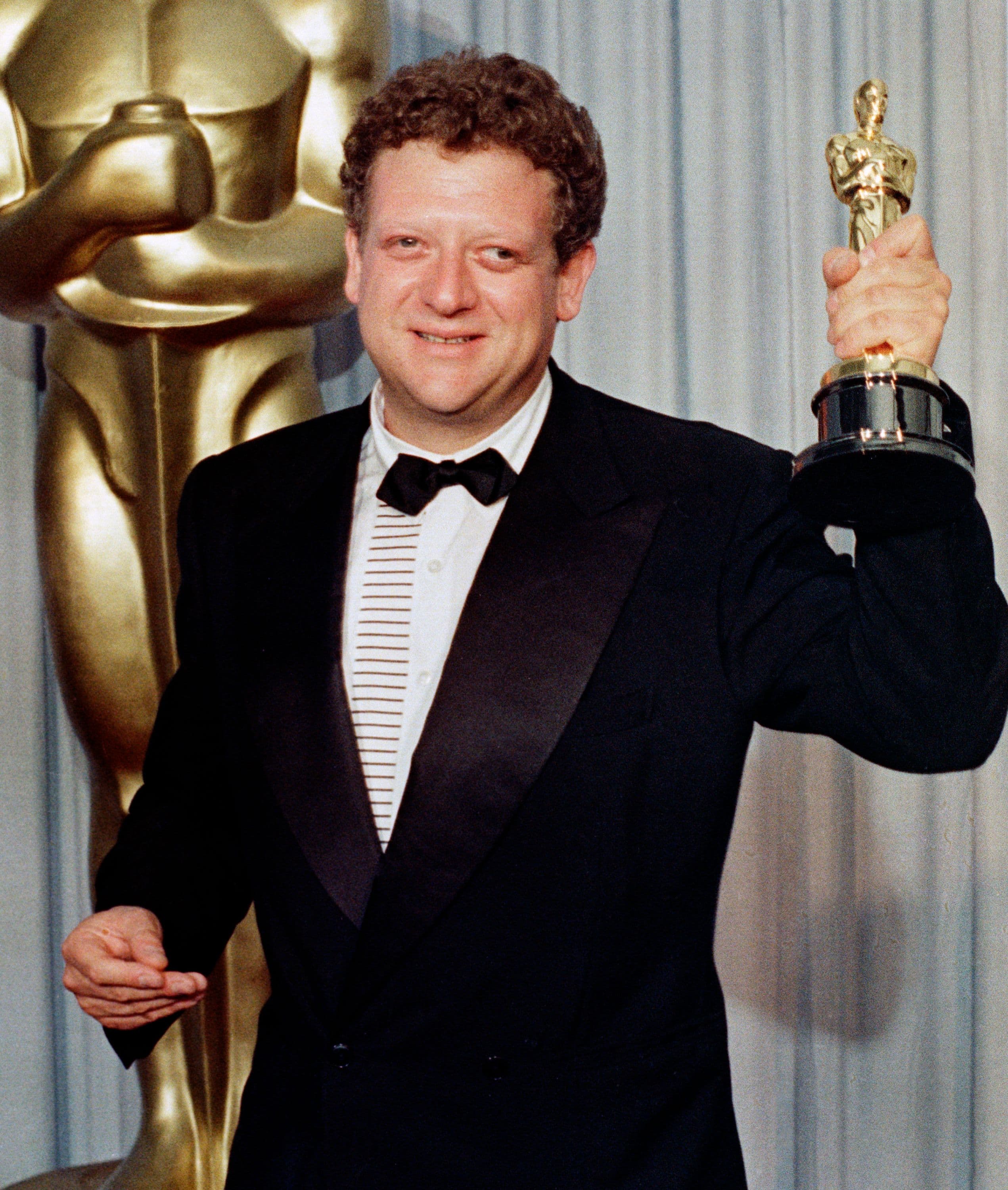 Jeremy Thomas sostiene el Oscar a la Mejor Película para 'El último emperador' en 1988