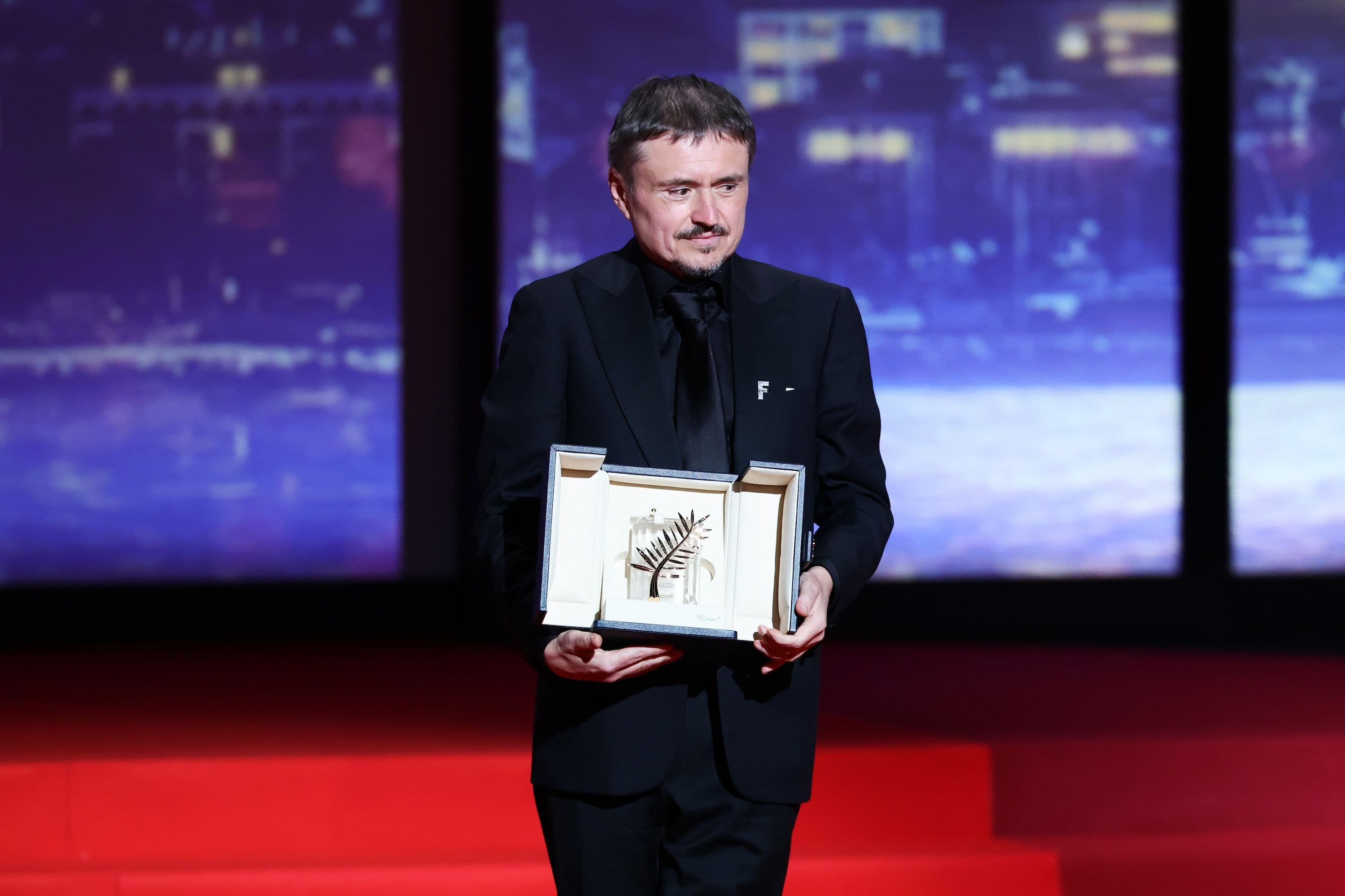El director rumano Cristian Mungiu, con la Palma de Oro del Festival de Cannes 2026 para 'Fjord'