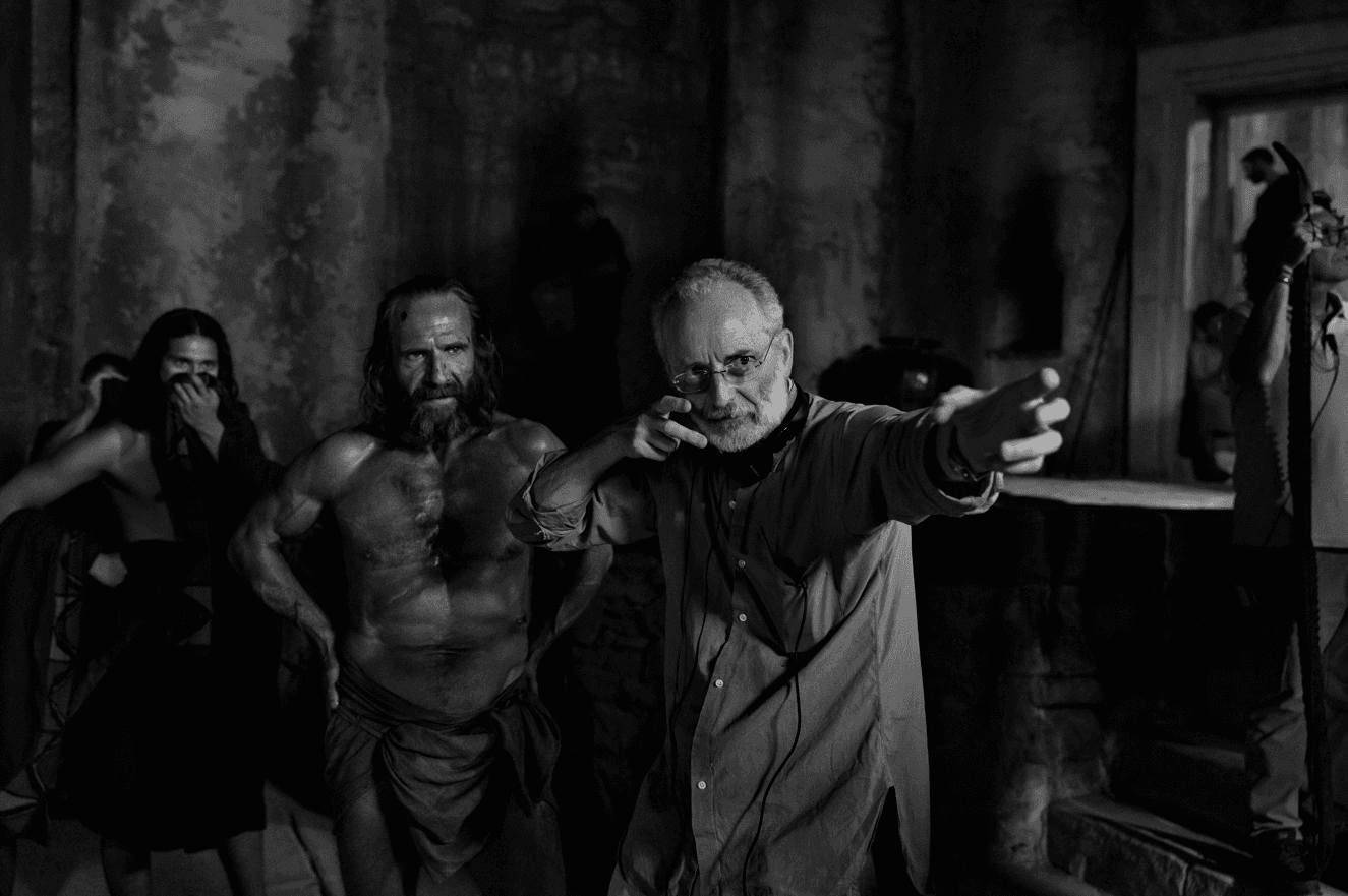 El director Uberto Pasolini junto al actor Ralph Fiennes durante el rodaje de 'El regreso de Ulises'