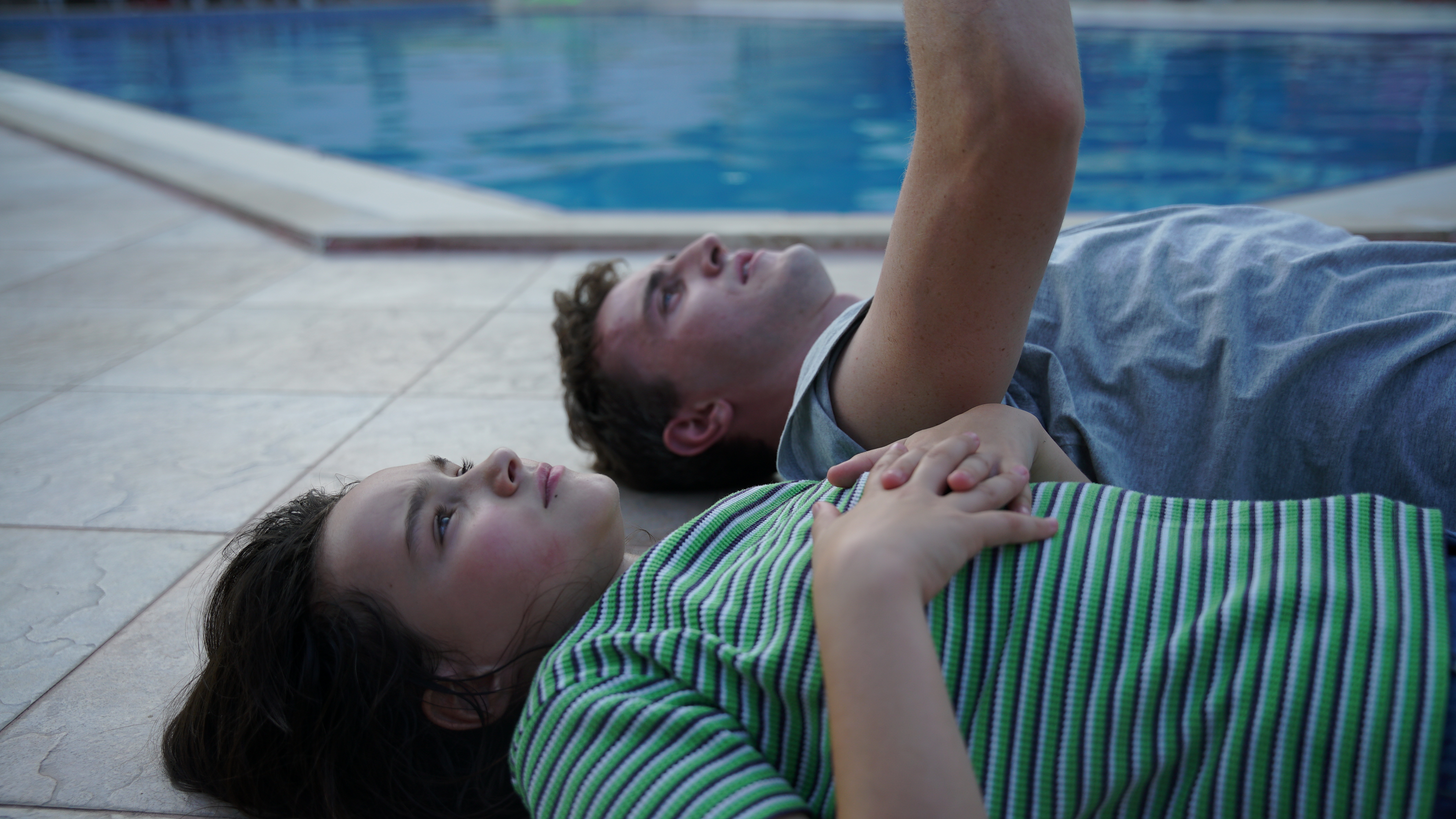 Paul Mescal y Fracesca Corio dan vida a los protagonistas de 'Aftersun'