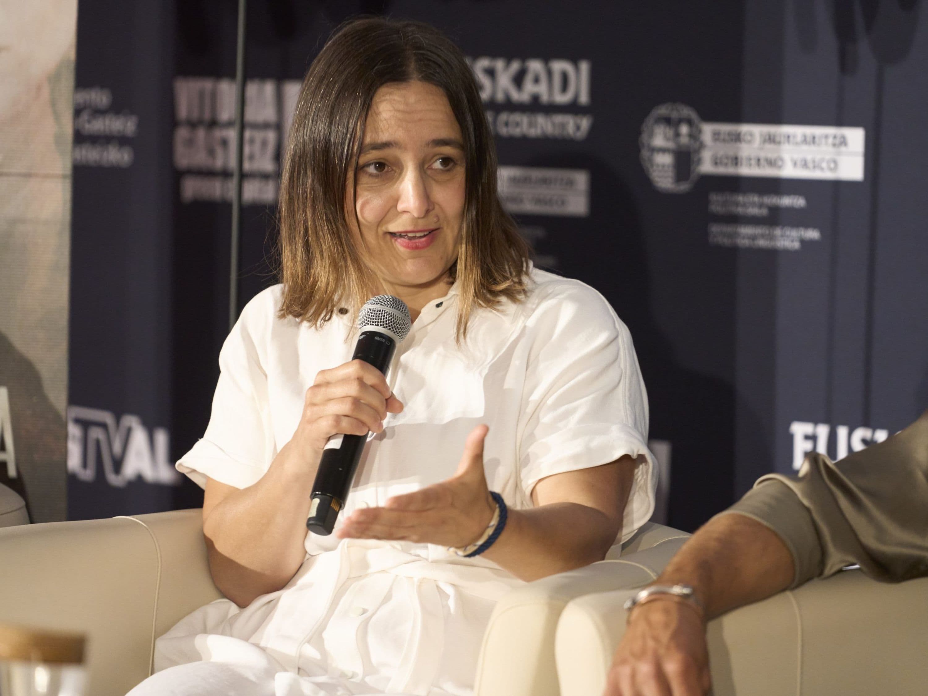Susana Herreras, gerente editorial de series originales de Movistar Plus+, durante la presentación de 'La caza. Irati' en el Festival de Vitoria en septiembre de 2025