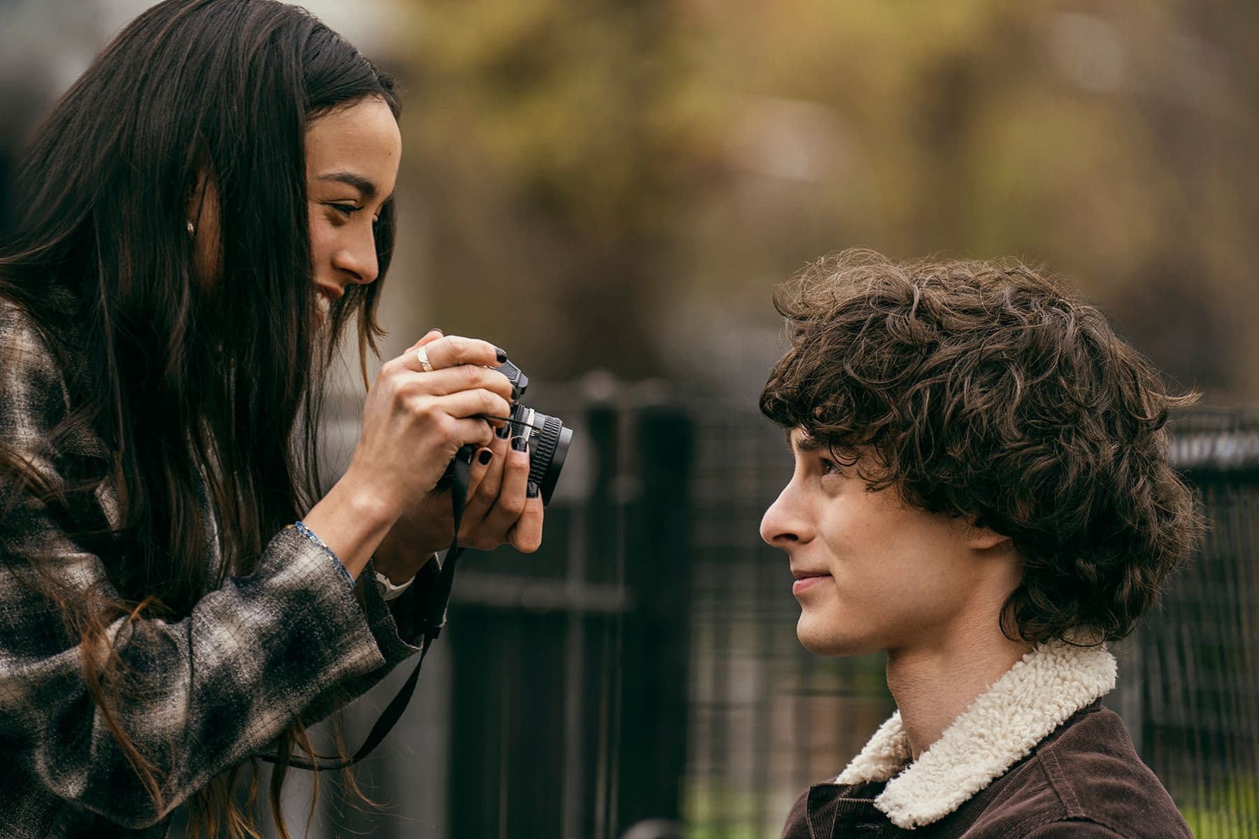 Chase Sui Wonders y Wyatt Oleff, protagonistas de la serie 'Ciudad en llamas'