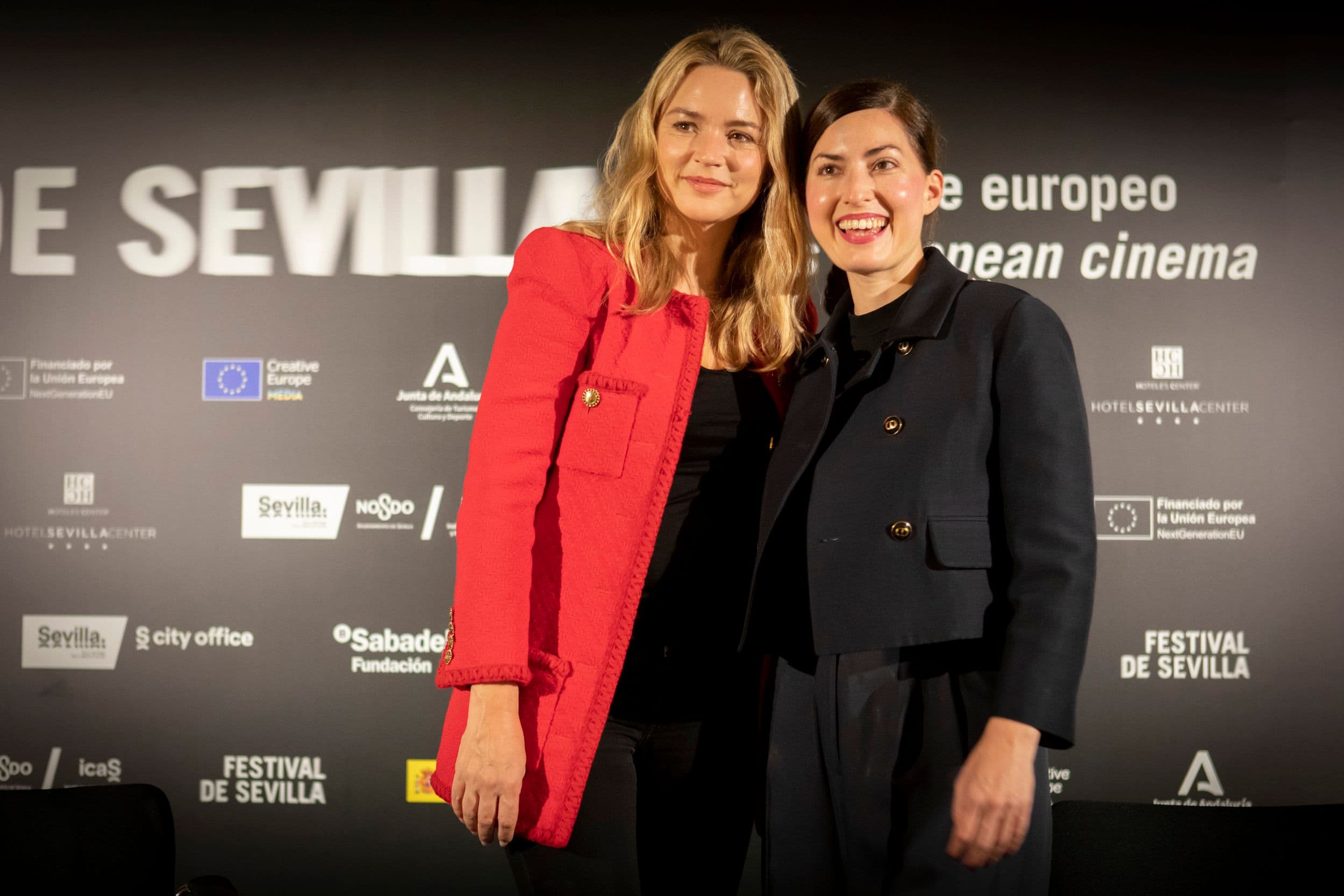 La actriz Virginie Efira y la directora Rebecca Zlotowski, durante la presentación de 'Los hijos de otros' en el Festival de Sevilla