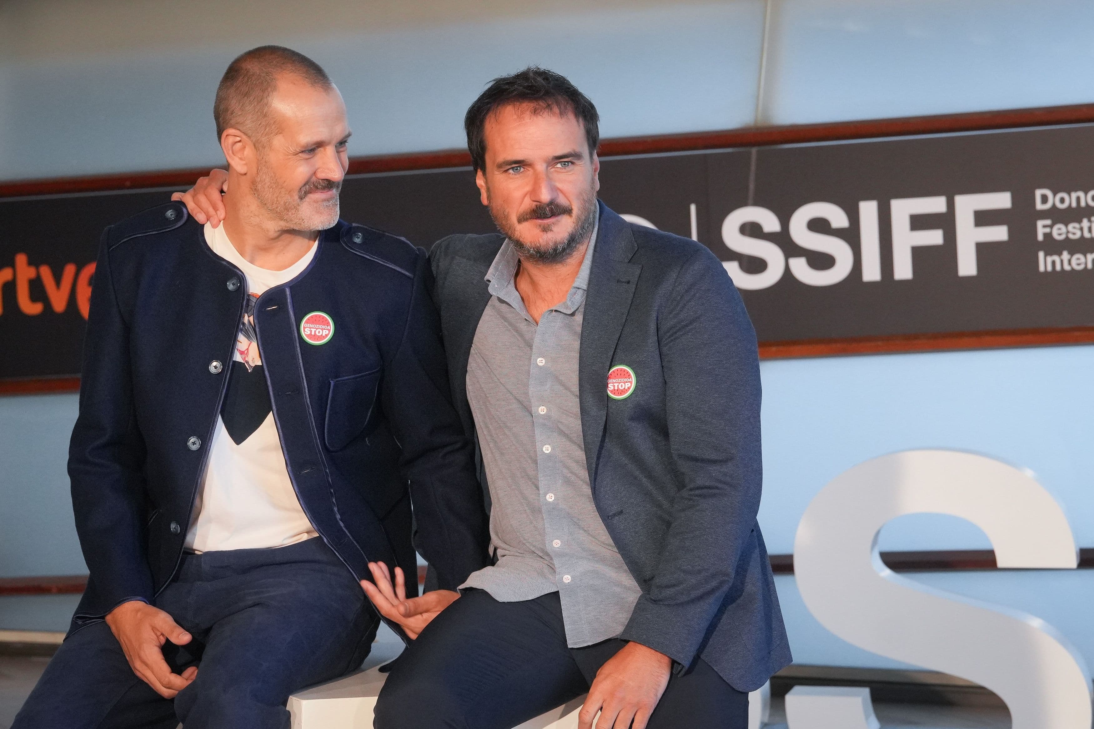 Los directores Jose Mari Goenaga y Aitor Arregi posan en el photocall de 'Maspalomas'