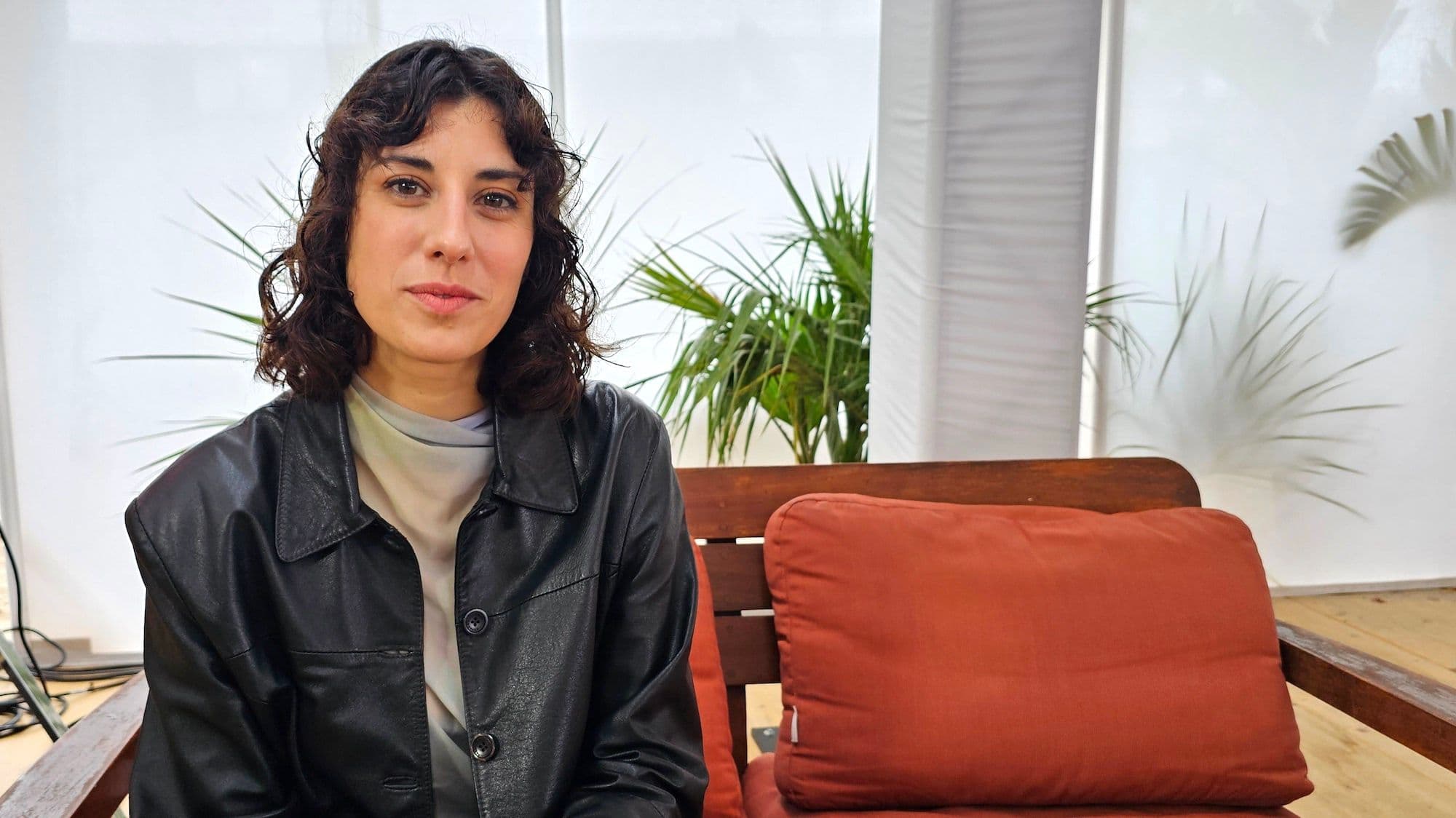 La directora Elena Martín, en la Playa de la Quincena de Cineastas de Cannes, durante las entrevistas de 'Creatura'
