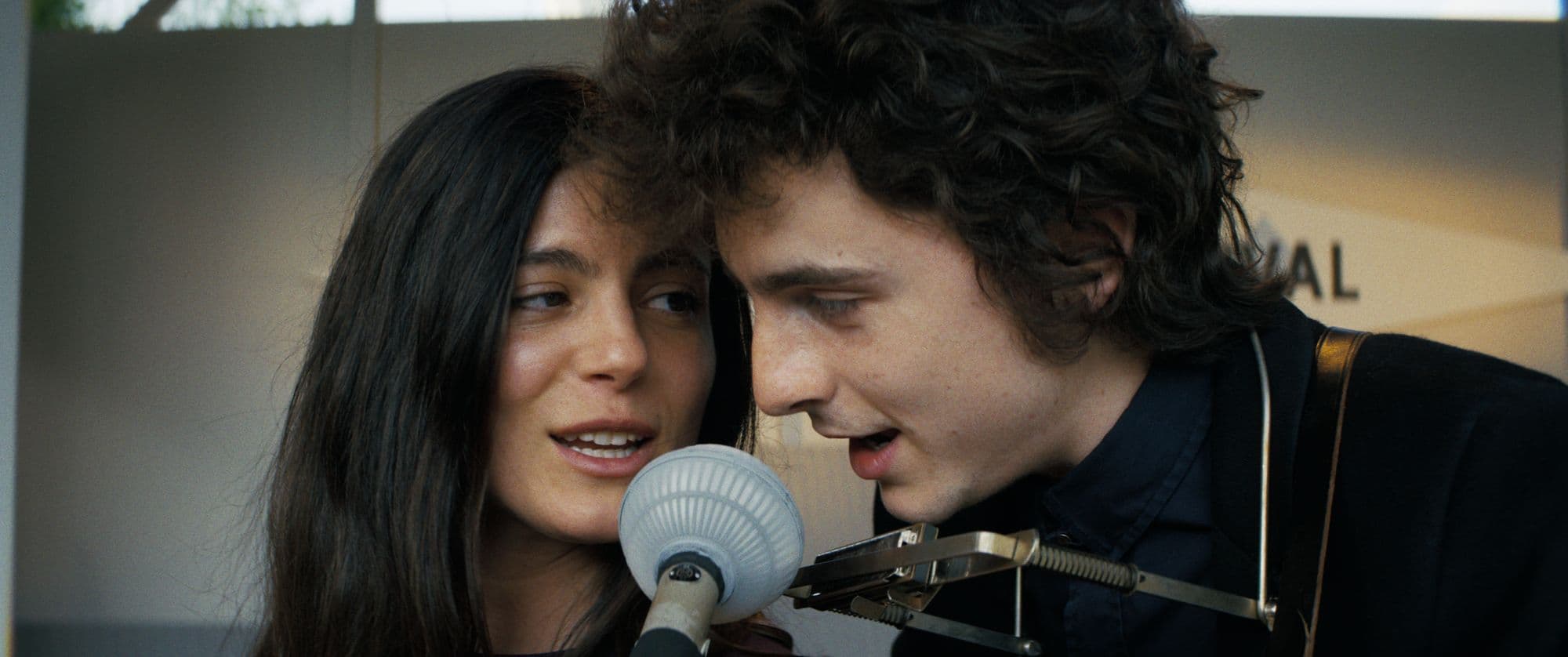 Timothée Chalamet y Monica Barbaro en un fotograma promocional de 'A complete unknown'