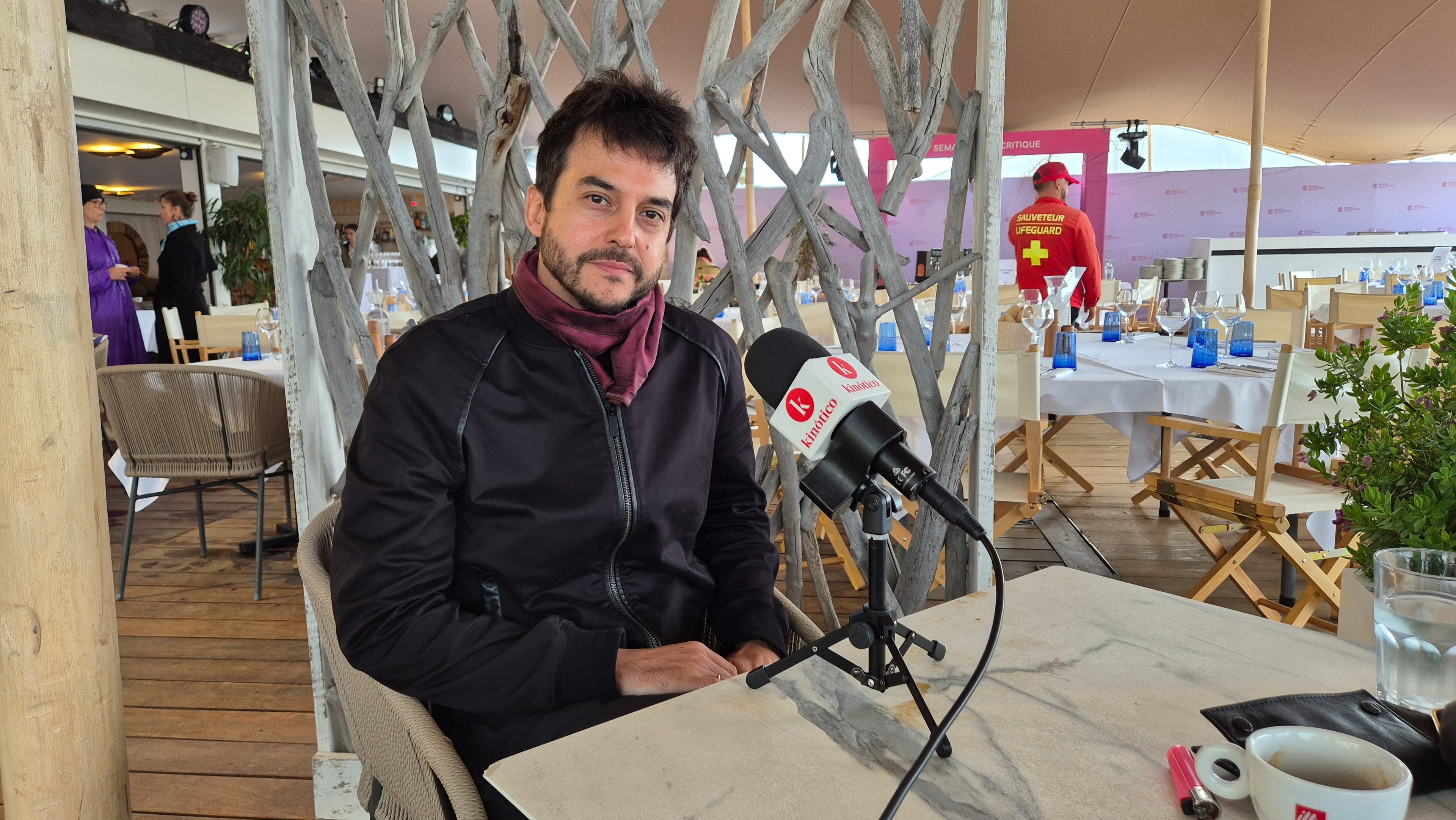 El director Guillermo Galoe, antes de su entrevista con Kinótico en el Festival de Cannes 2025