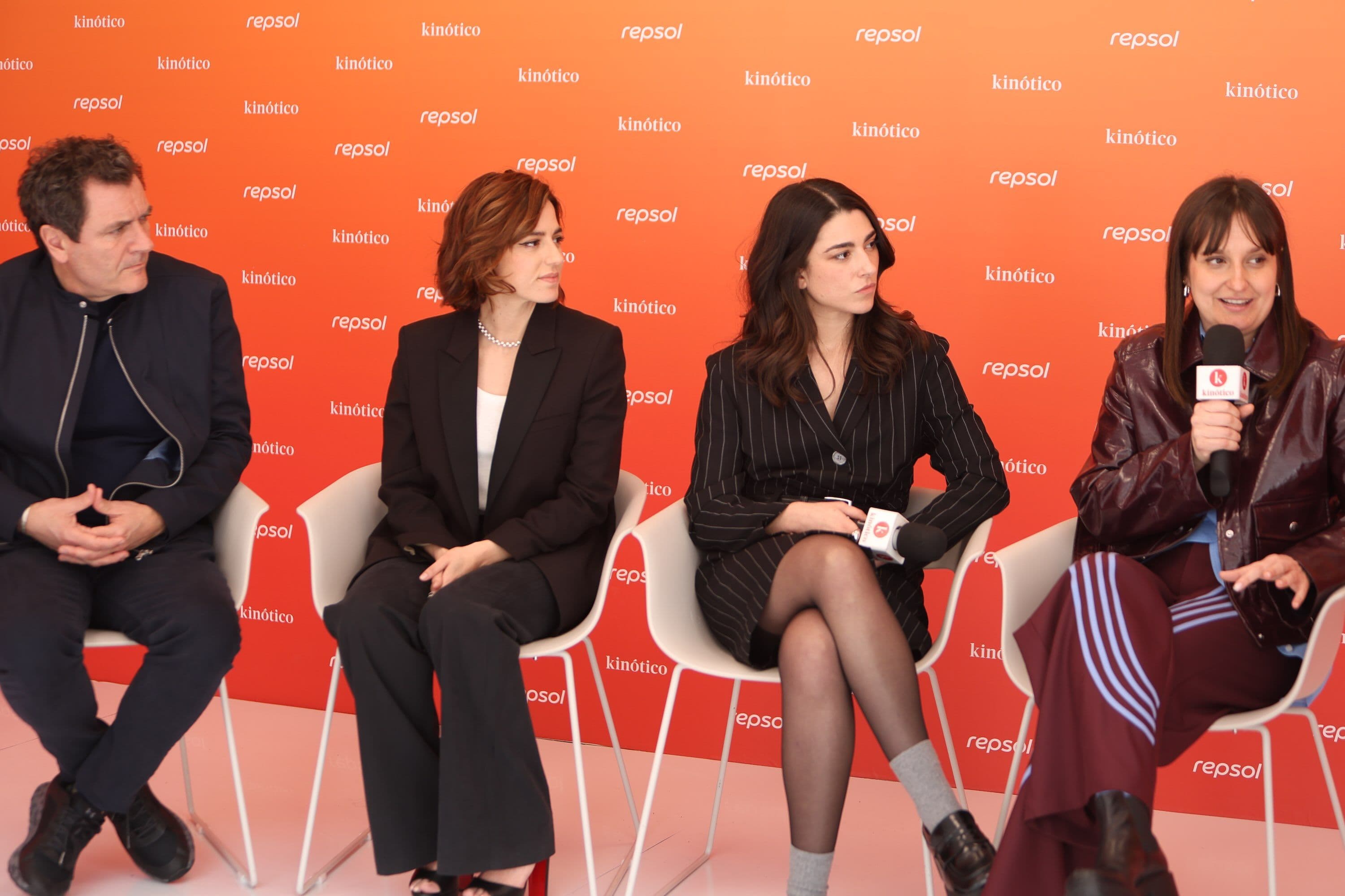 Los actores Àlex Brendemühl, Marina Salas y Alba Sáez y la directora Laura García Alonso presentan 'Corredora' en el set de Kinótico en Málaga, en marzo de 2026