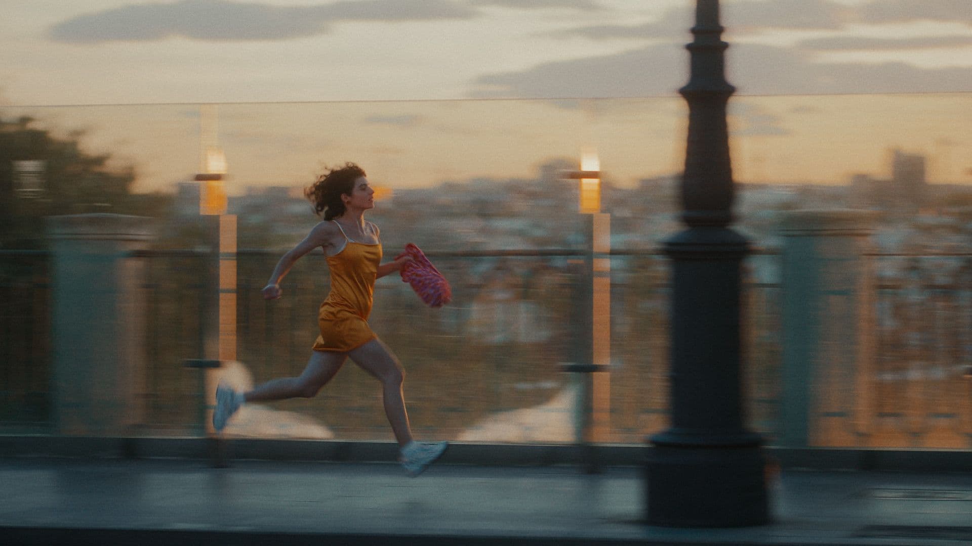 Fotograma de 'El cuento de una noche de verano', de María Herrera, con Olivia Delcán en el papel protagonista
