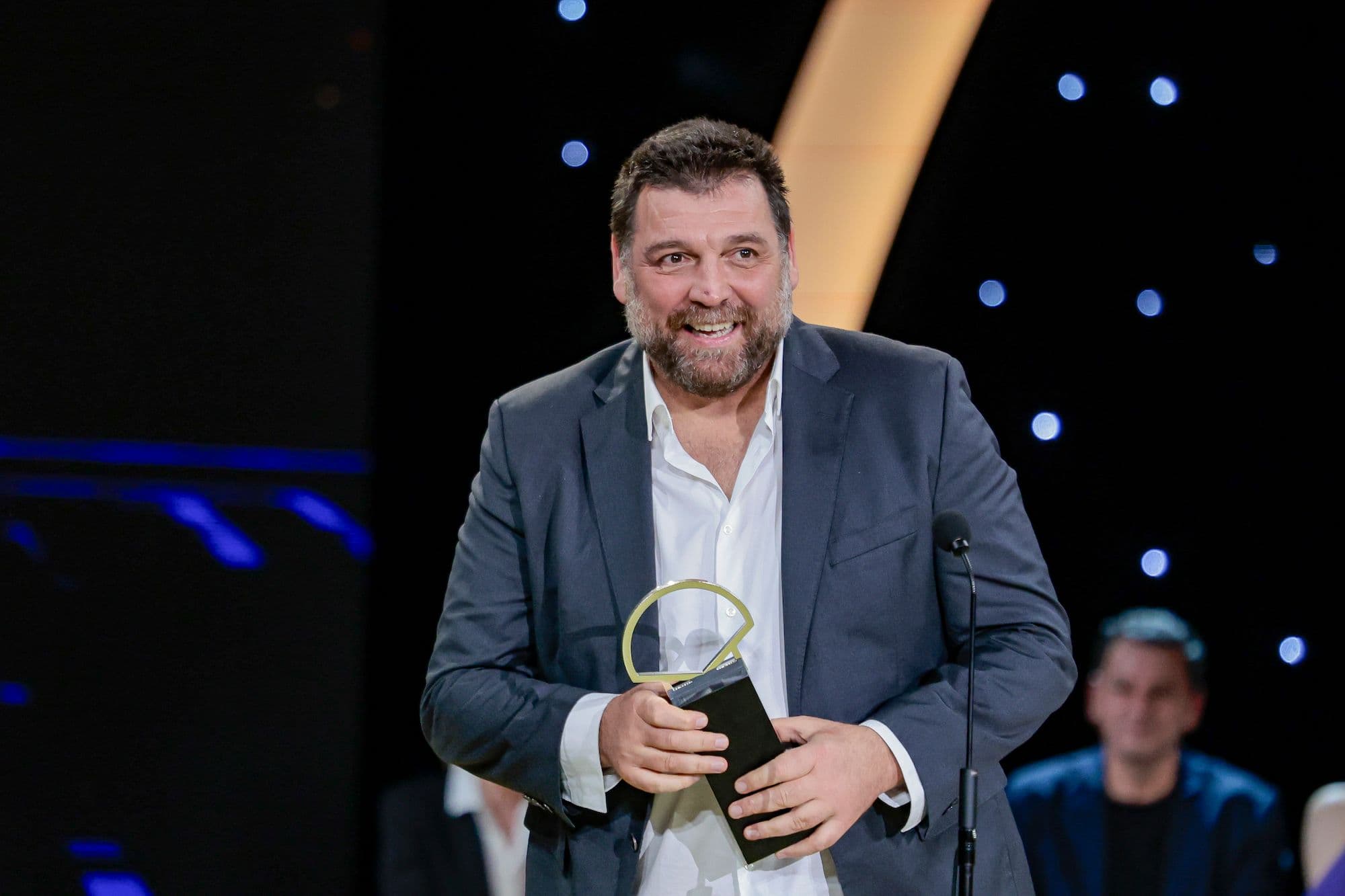 Hovik Keuchkerian recoge la Concha de Plata a la Mejor Interpretación de reparto en San Sebastián por 'Un amor'