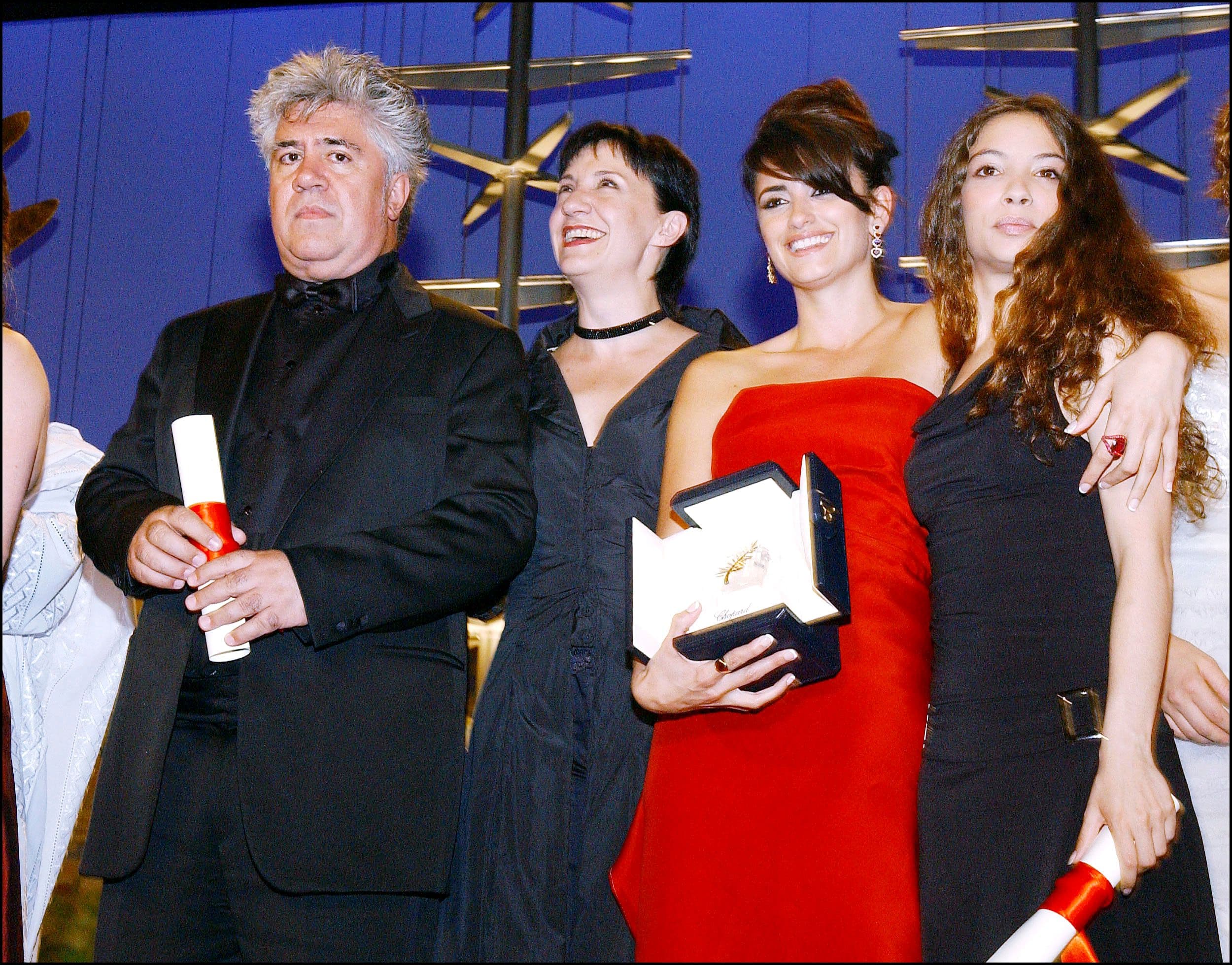 Pedro Almodóvar, Blanca Portillo, Penélope Cruz y Yohana Cobo, con sus premios en el Festival de Cannes 2006 por 'Volver'