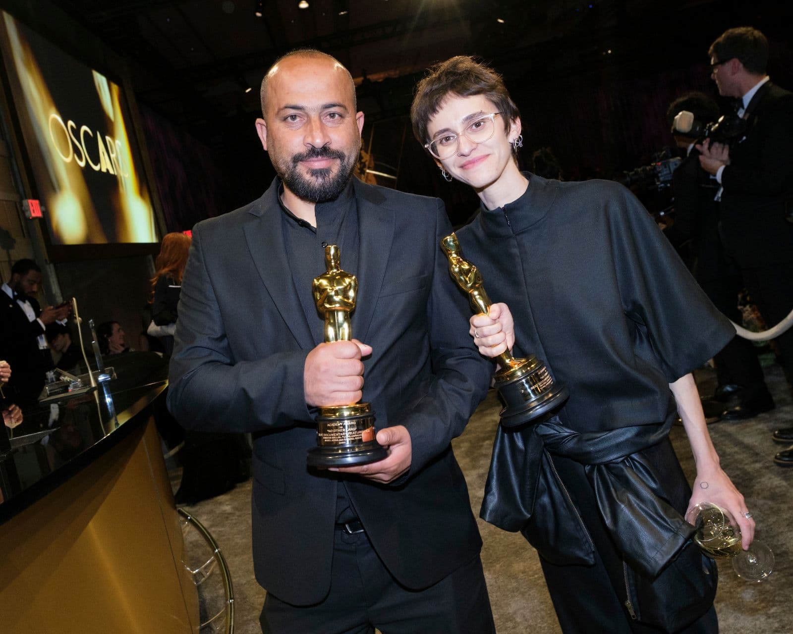 Hamdan Ballal y Rachel Zsor, dos de los cineastas detrás de 'No other land', durante el Governors Ball de los Oscar 2025