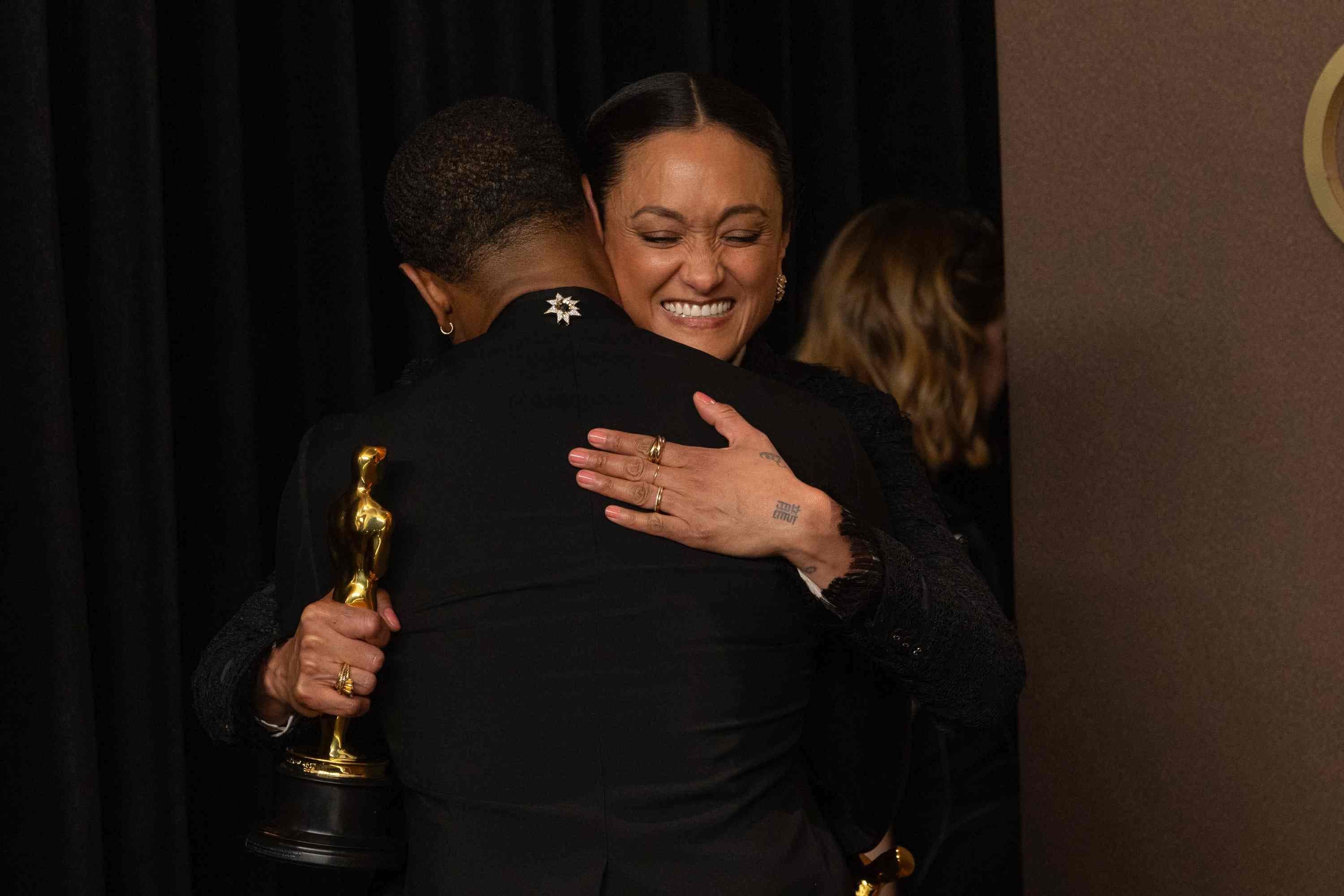 El actor Michael B. Jordan y la directora de fotografía Autumn Durald Arkapaw se abrazan en el backstage de los Oscar 2026 después de recoger esta el Oscar a Mejor Fotografía por 'Los pecadores'