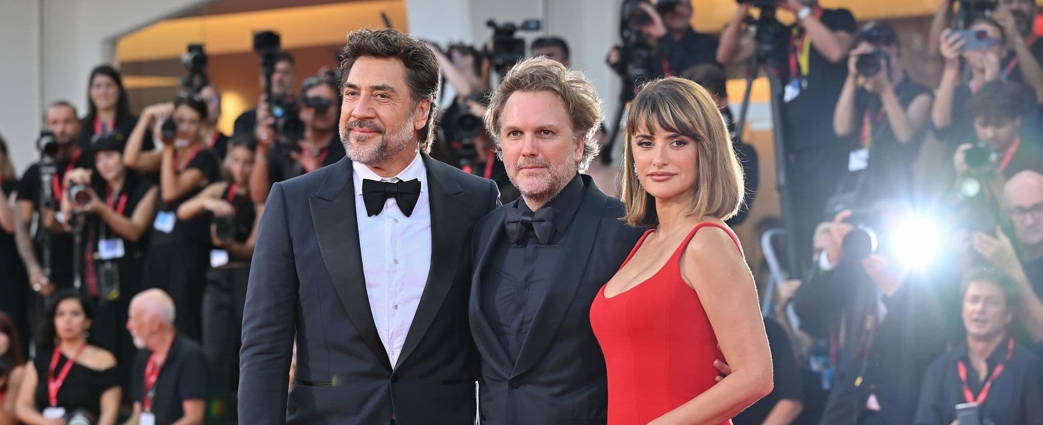 Los actores Javier Bardem y Penélope Cruz rodean al director Florian Zeller en la alfombra roja de 'Búnker' durante el Festival de Venecia 2026
