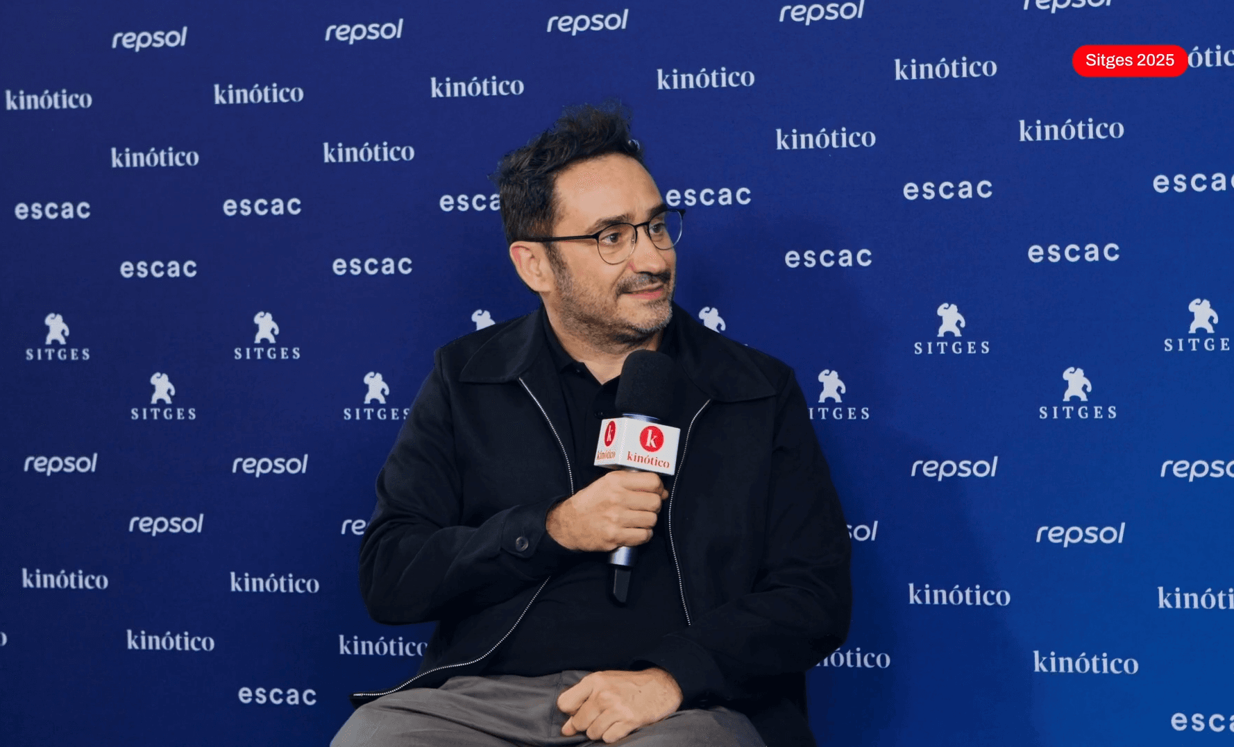 El director J. A. Bayona a su paso por el set de Kinótico en el Festival de Sitges 2025