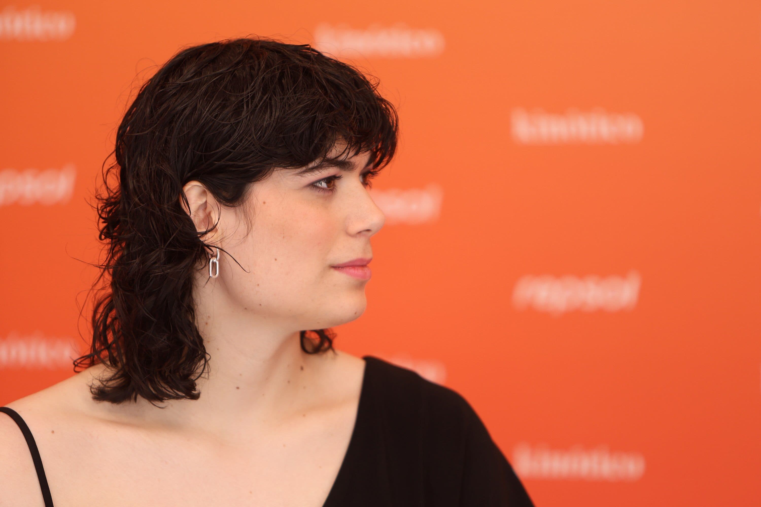 La actriz Elisabeth Martínez presenta 'Mi querida señorita' en el set de Kinótico en Málaga, en marzo de 2026