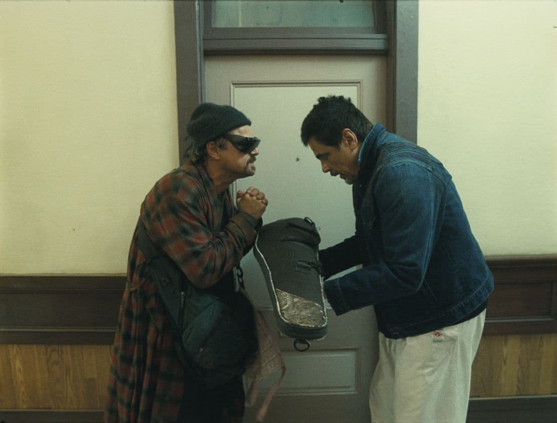 Leonardo DiCaprio y Benicio del Toro en un fotograma de 'Una batalla tras otra', de Paul Thomas Anderson