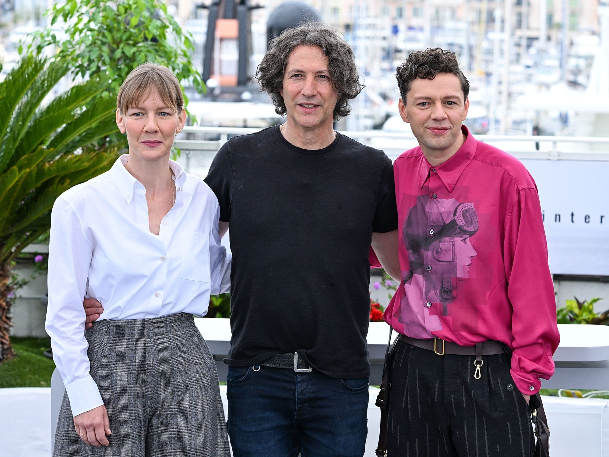 Fotografía del director de 'La zona de interés', Jonathan Glazer, y sus protagonistas, Sandra Huller y Christian Friede, durante la presentación de la película en el 76 Festival de Cannes