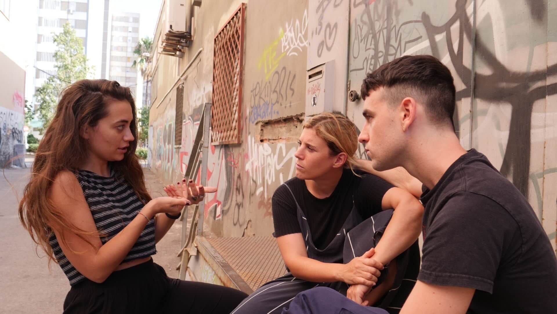 Gemma Blasco, Ángela Cervantes y Àlex Monner, en el rodaje de 'La furia'