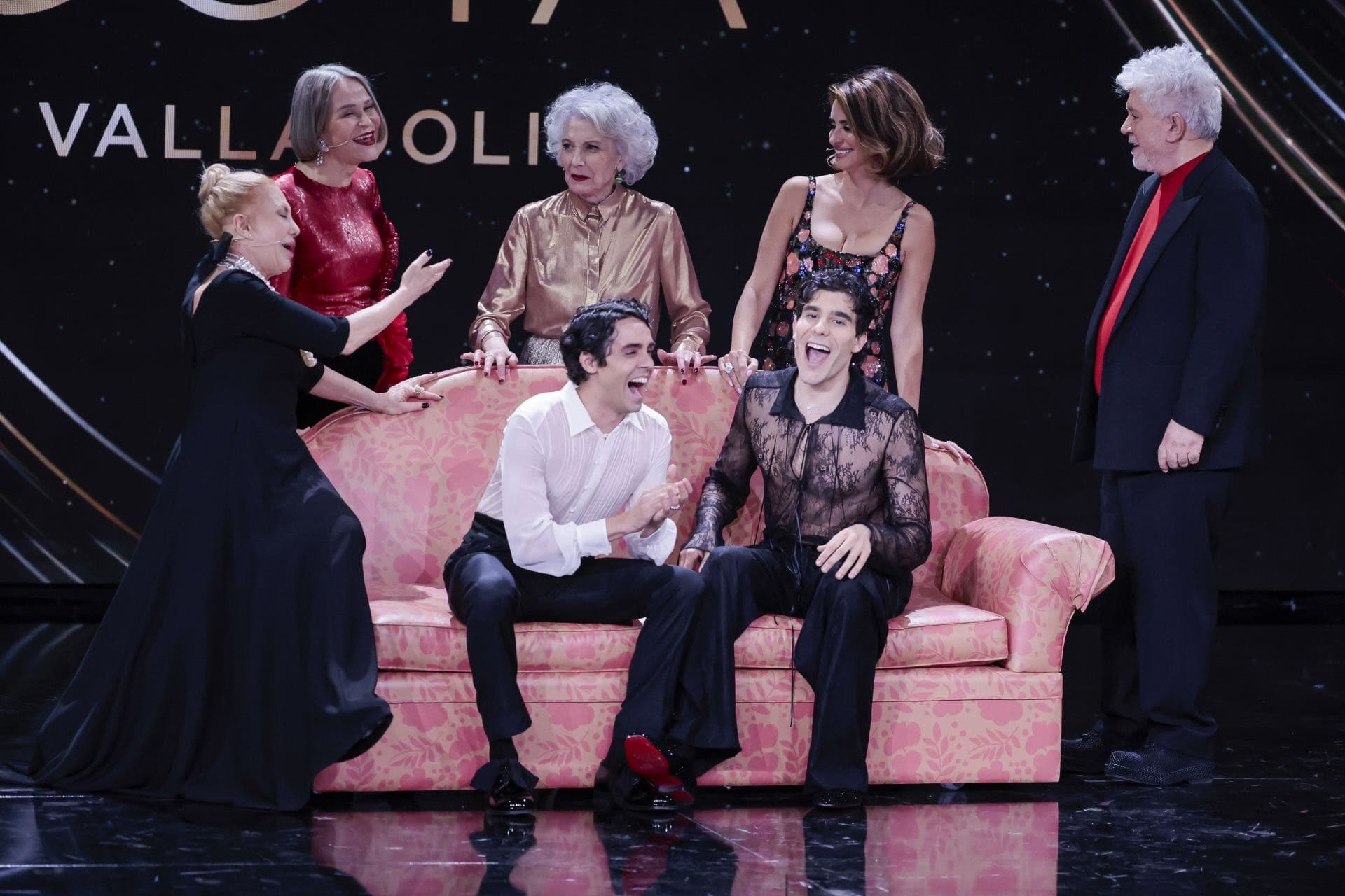 Javier Calvo, Javier Ambrossi, Marisa Paredes, Penélope Cruz, Cecilia Roth, Pedro Almodóvar y Antonia San Juan, en el homenaje a 'Todo sobre mi madre' en la 38 edición de los Goya