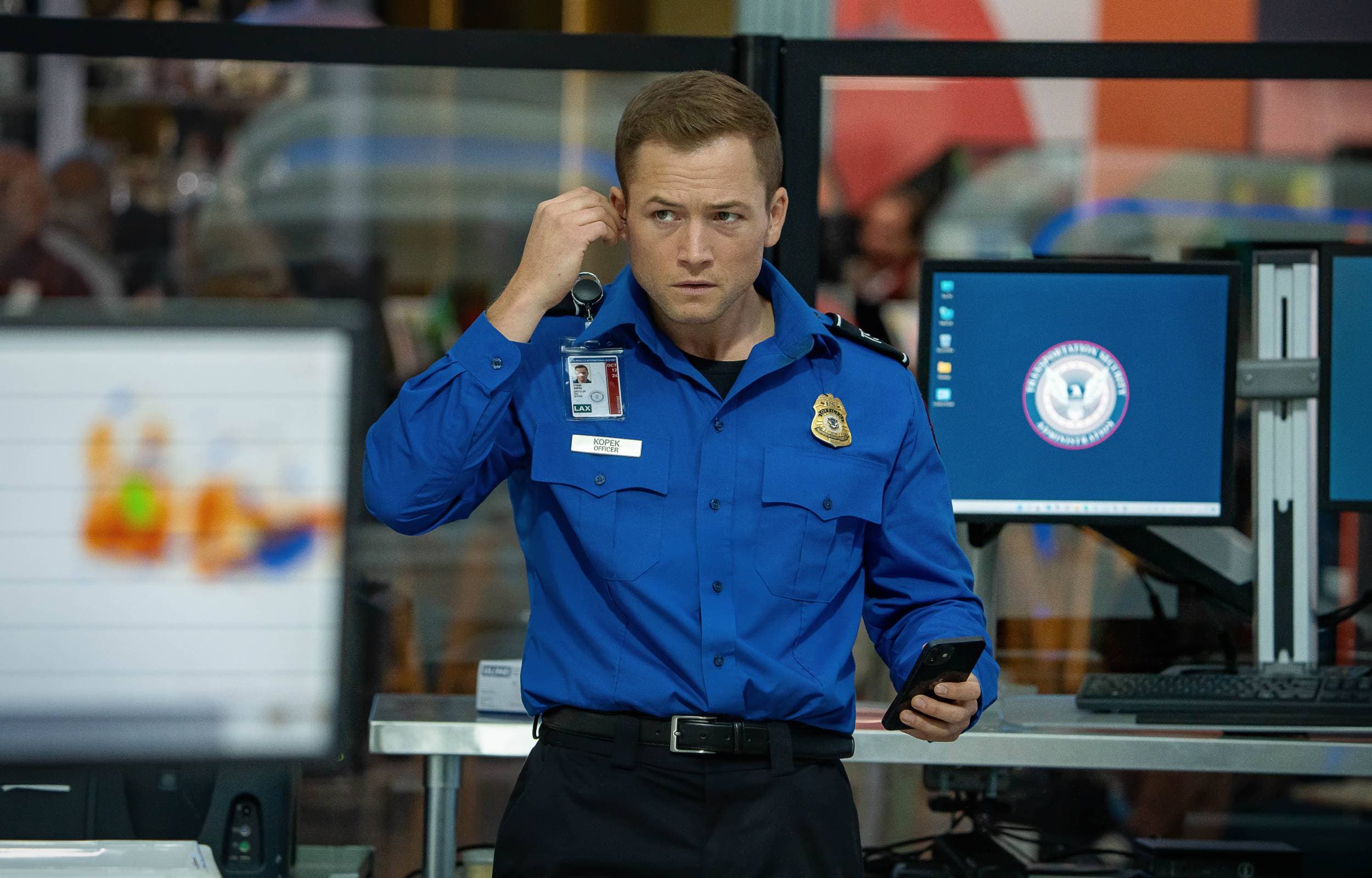 Taron Egerton en una imagen de la película 'Equipaje de mano'