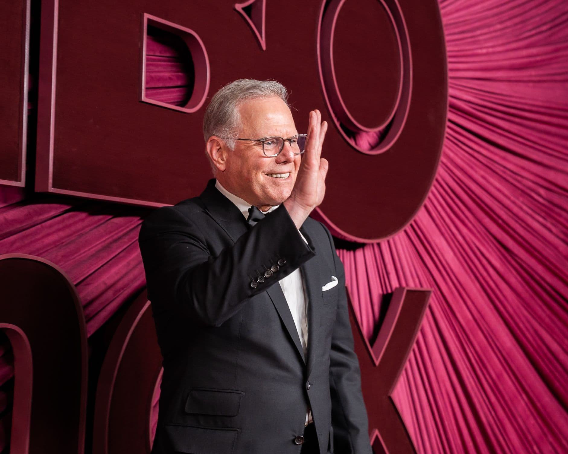 David Zaslav, CEO de Warner Bros. Discovery, saluda a los fotógrafos en una fiesta posterior a los Primetime Emmy Awards en septiembre de 2025