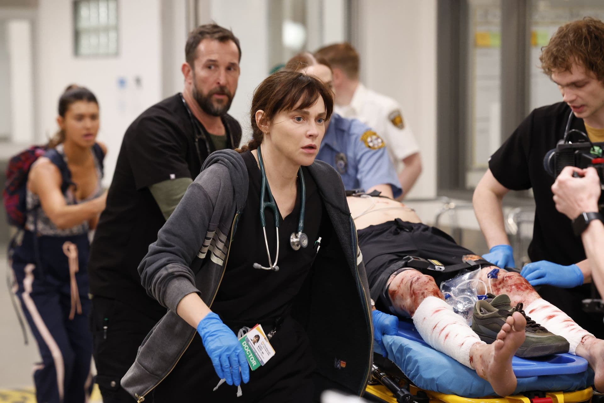 Noah Wyle y Fiona Dourif en un fotograma de la segunda temporada de 'The Pitt'