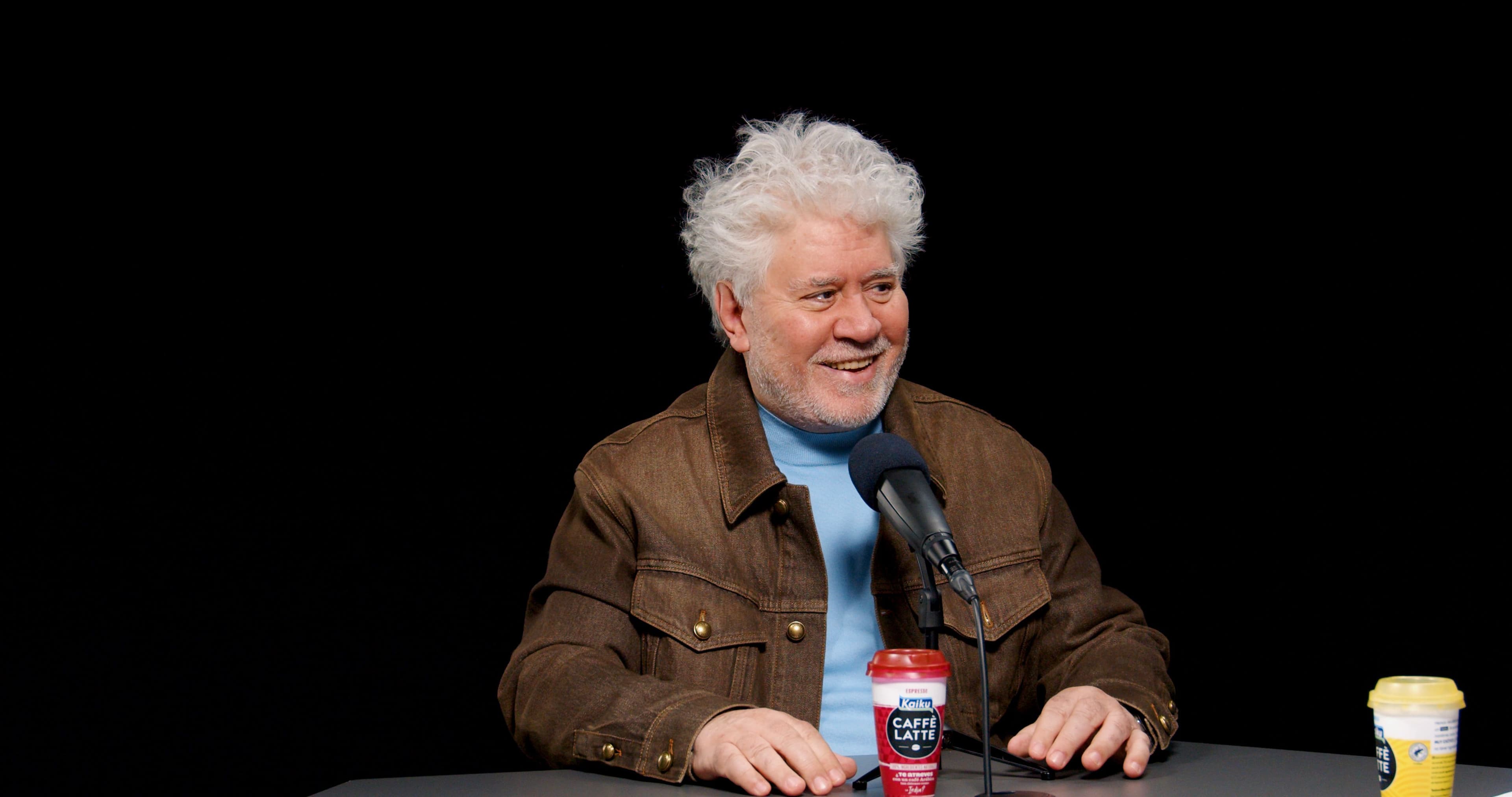 Pedro Almodóvar durante una entrevista con María Guerra en La Script