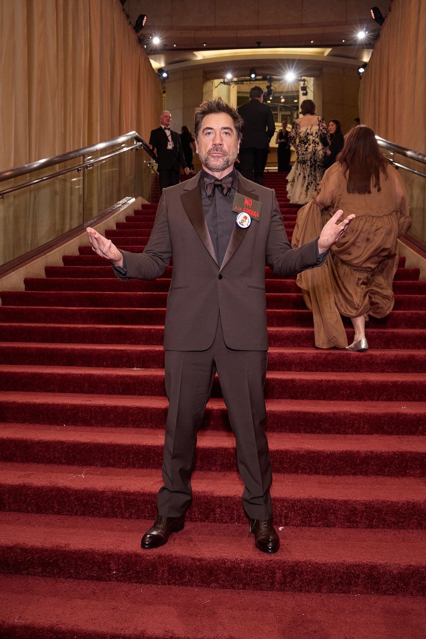 El actor Javier Bardem posa, en la escalinata del Dolby Theatre de Los Angeles, antes del comienzo de la gala 98 de los Premios Oscar
