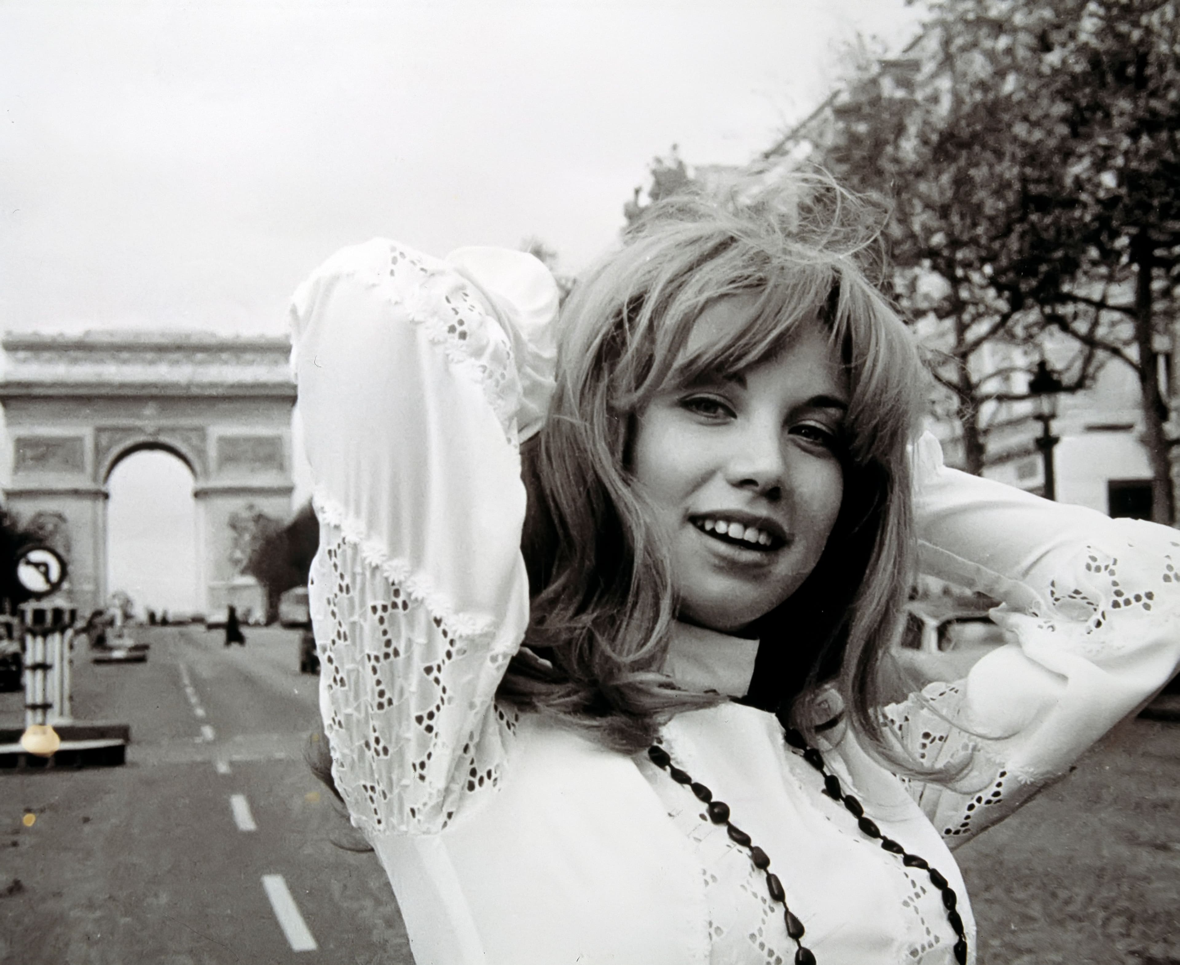 La cantante Karina, fotografiada ante el Arco del Triunfo en París en el año 1970