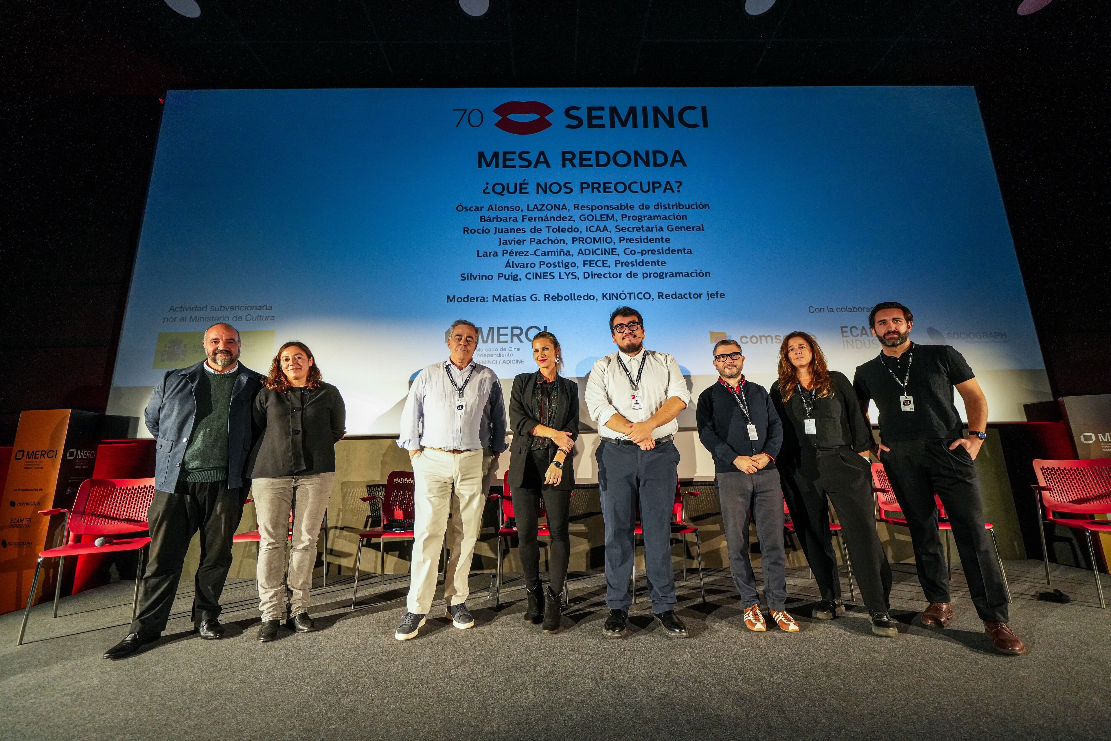 Los y las integrantes de la mesa redonda '¿Qué nos preocupa?' posan durante el MERCI 2025 en la Seminci de Valladolid