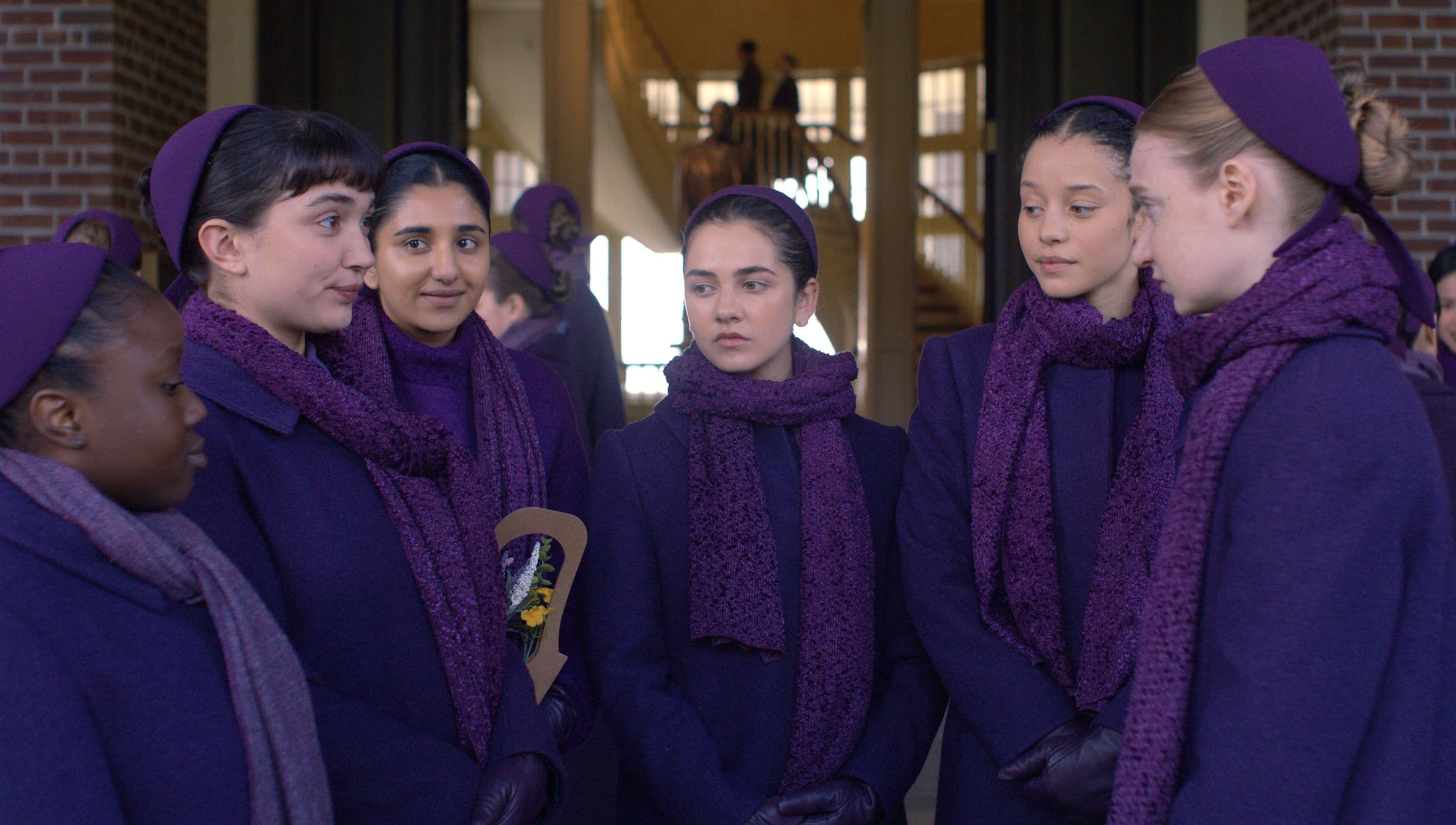 Las actrices Chase Infiniti, Rowan Blanchard, Isolde Ardies y Mattea Conforti en un fotograma de la serie 'Los Testamentos'