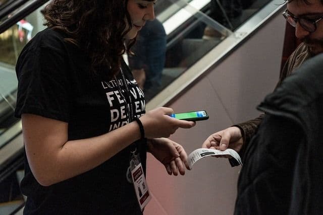 Imagen de ambiente, en el acceso a las salas del CCCB de Barcelona, del festival L'Alternativa