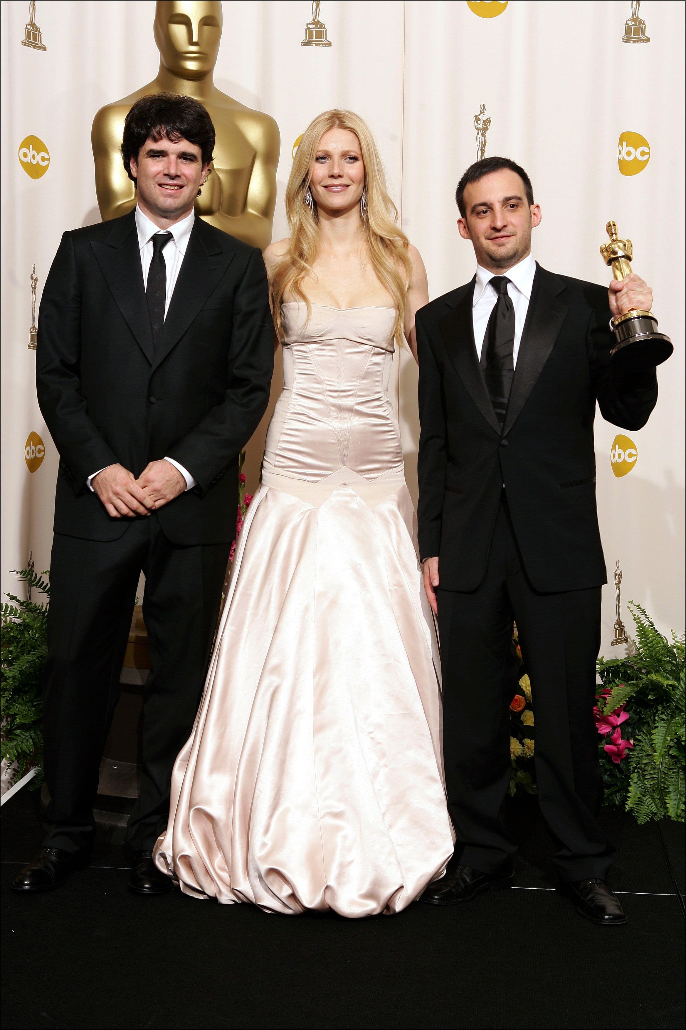 El productor Fernando Bovaira, la actriz Gwyneth Paltrow y el director Alejandro Amenabar posan con el Oscar para 'Mar adentro' en 2005