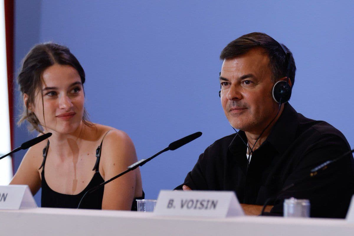 El director François Ozon y la actriz Rebecca Marder durante la rueda de prensa de ‘El extranjero’ en el Festival de Venecia