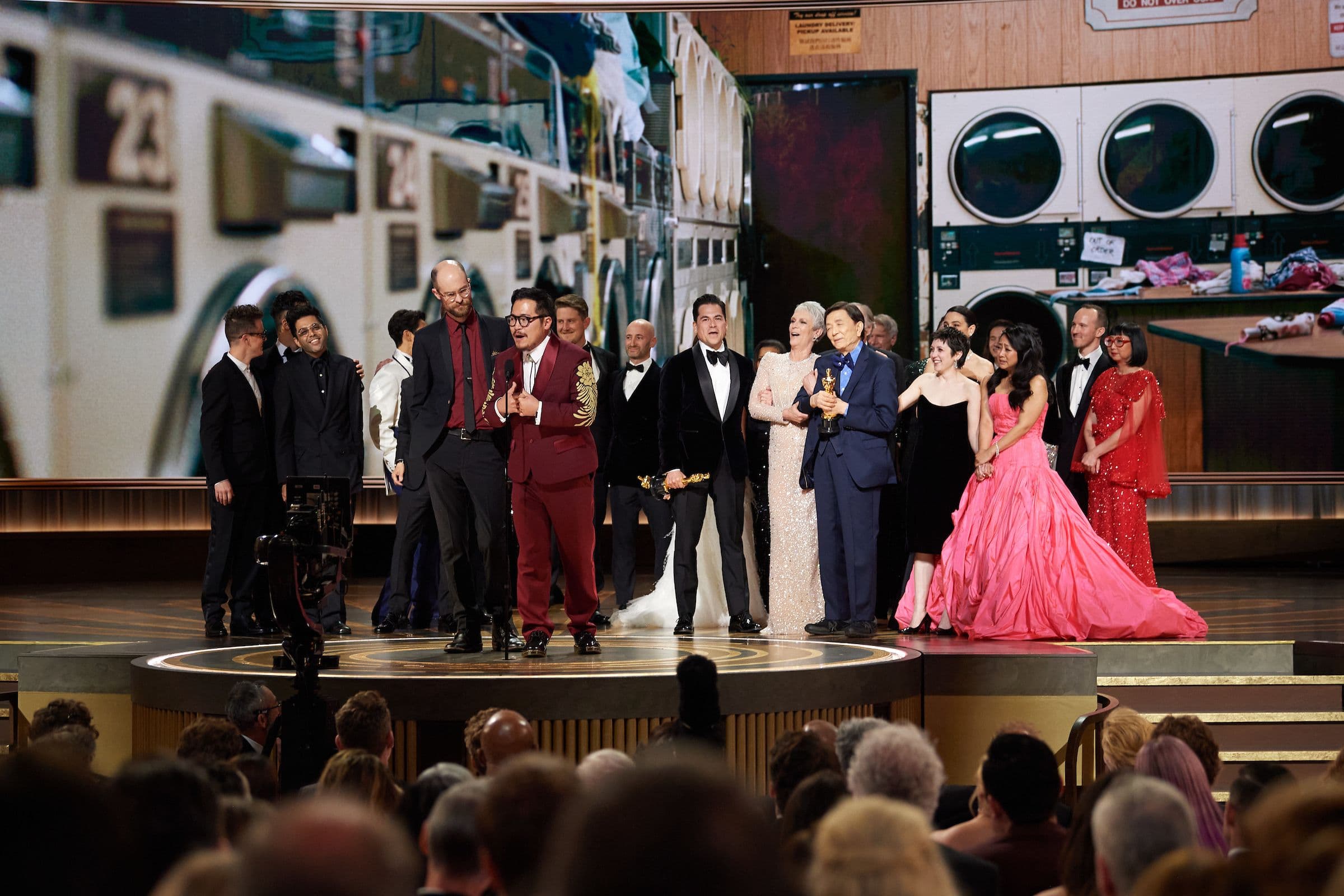 El equipo de 'Todo a la vez en todas partes' agradece su Oscar a la Mejor Película