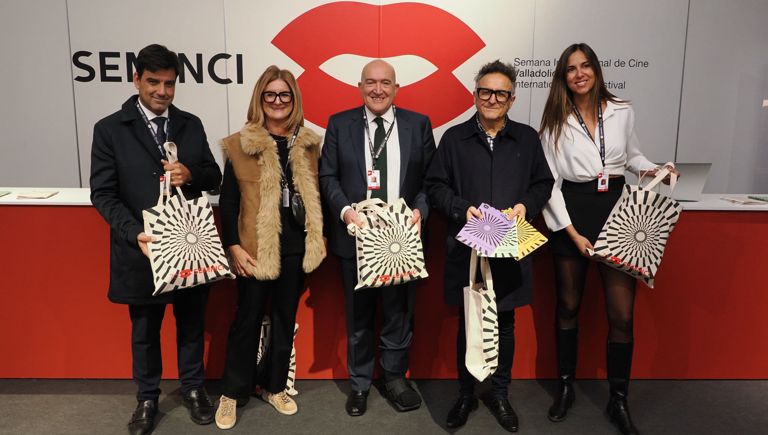 El director de la Semana Internacional de Cine de Valladolid, José Luis Cienfuegos, acompañado por el alcalde de la ciudad, Jesús Julio Carnero, y la la concejala de Turismo, Eventos y Marca Ciudad, Blanca Jiménez, en la inauguración del Espacio Seminci