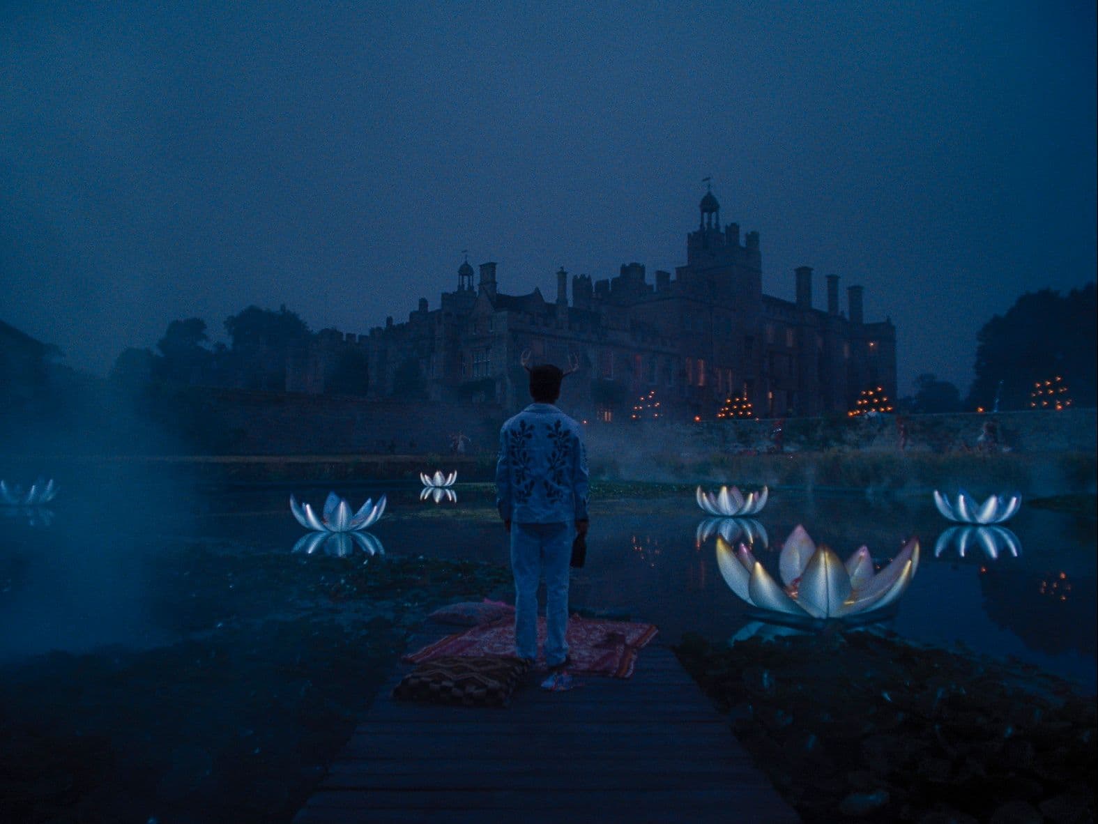 Barry Keoghan, de espaldas, ante la mansión de 'Saltburn'