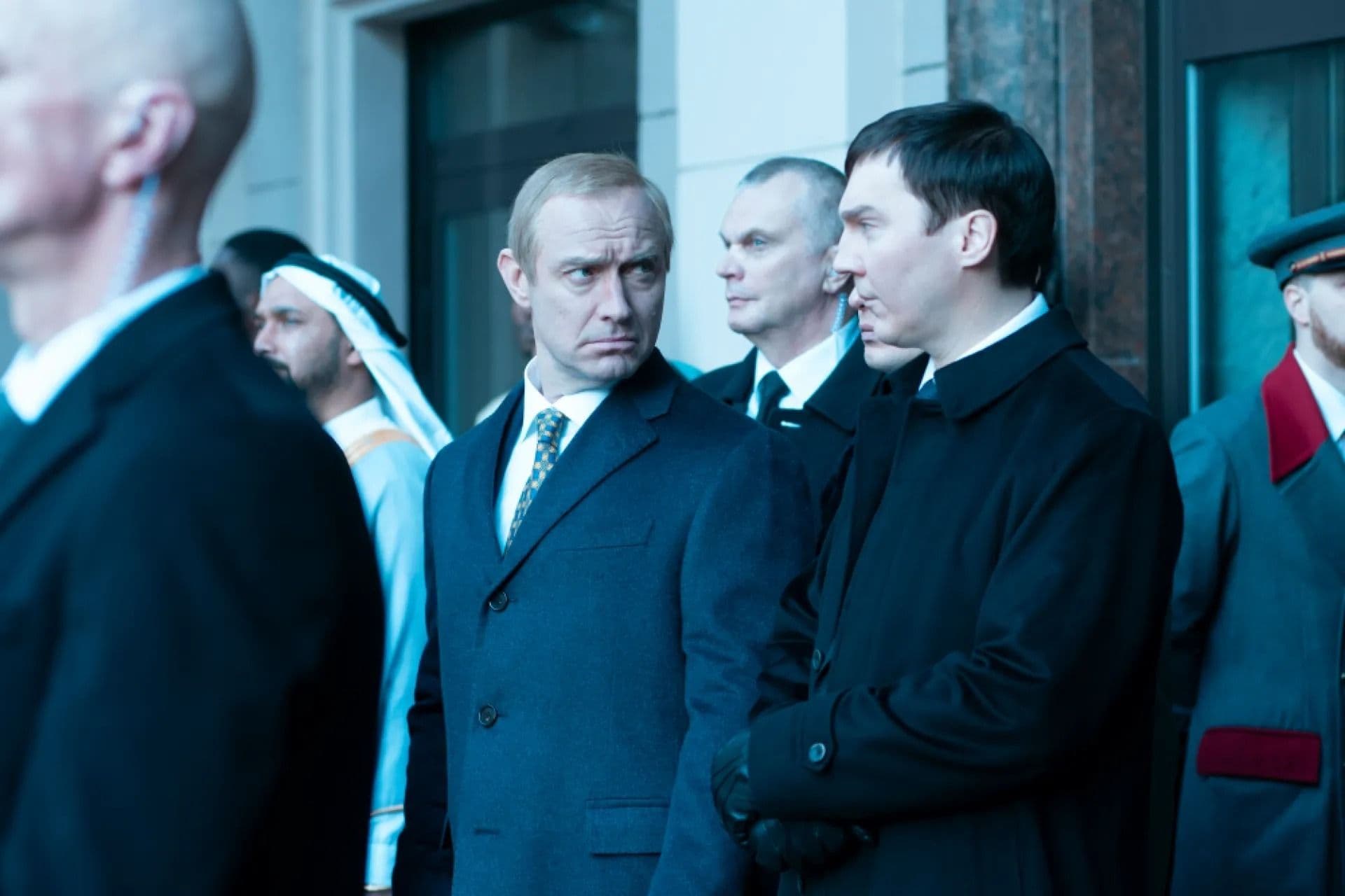Jude Law y Paul Dano en un fotograma de 'El mago del Kremlin', de Olivier Assayas