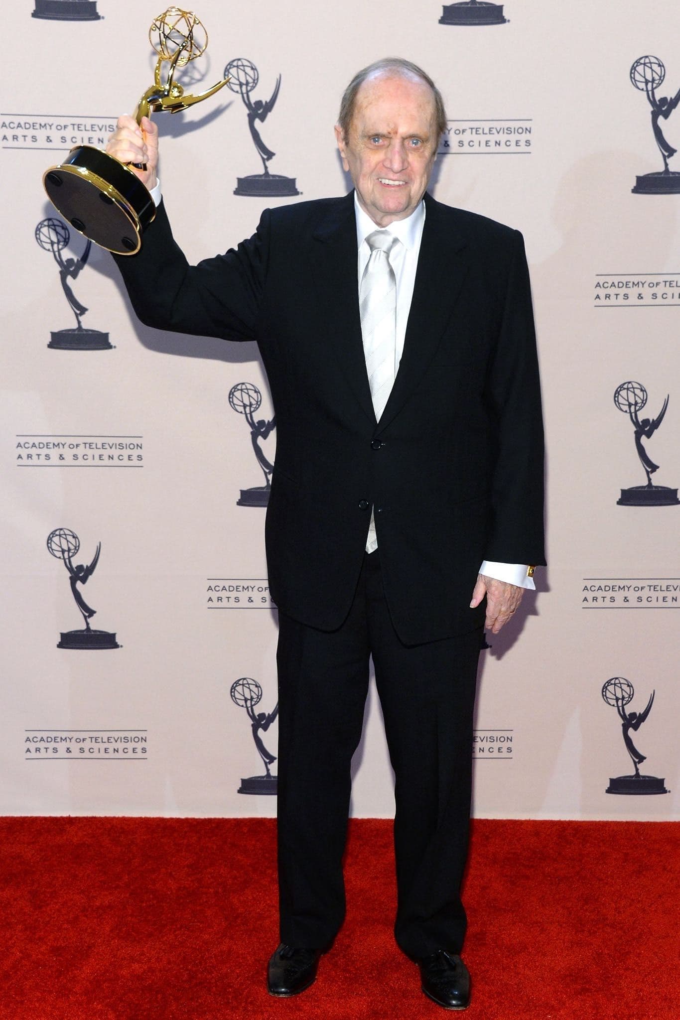 Bob Newhart posa en 2013 con su Emmy al Mejor Actor invitado en una serie de comedia por 'The Big Bang Theory'