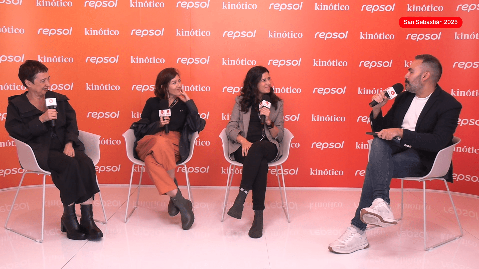 María Guerra, Pepa Blanes y María Cusó en la mesa redonda sobre periodismo de cine, moderada por David Martos, en el Festival de San Sebastián 2025