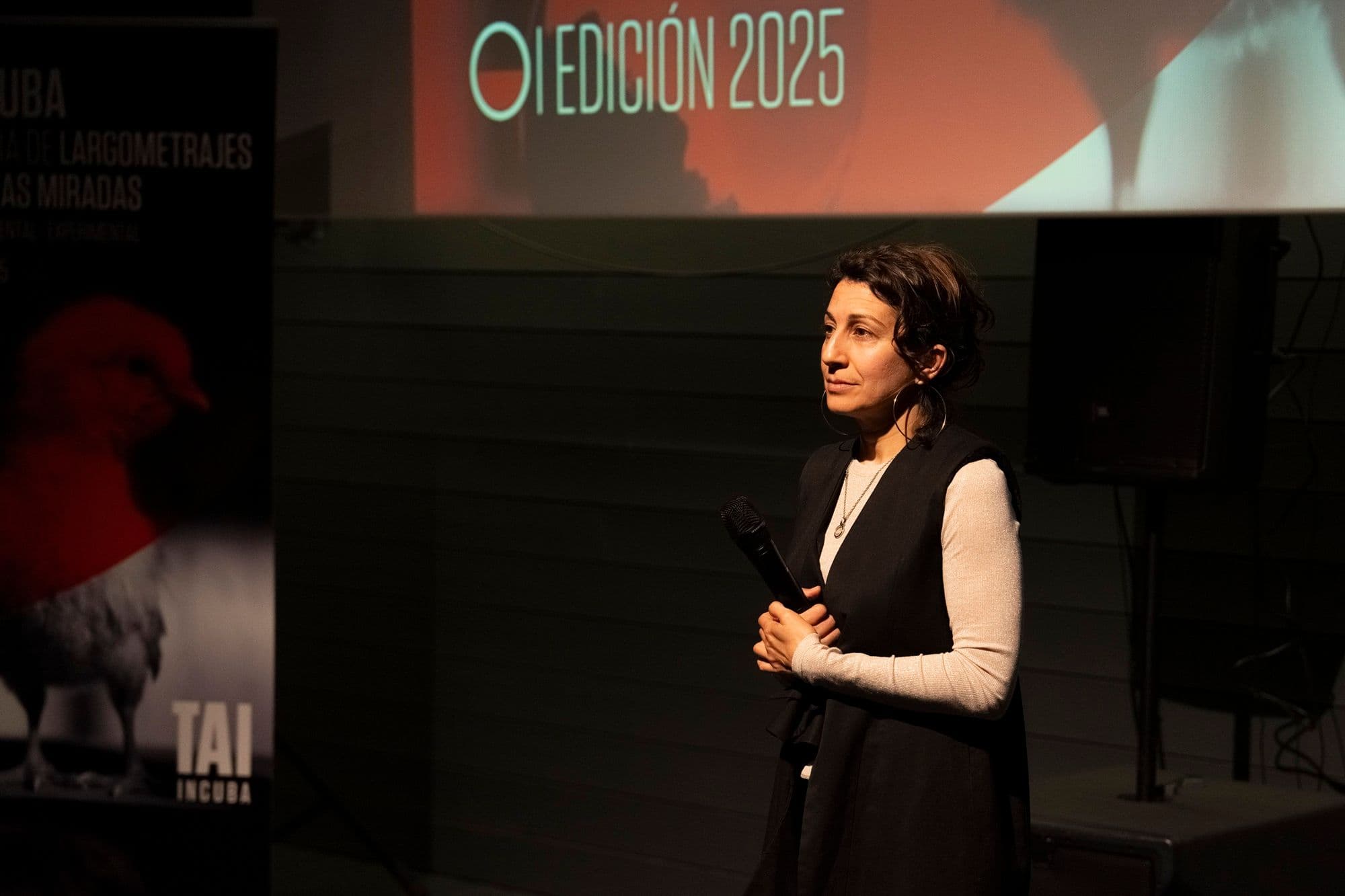 Laia Hotait, coordinadora artística de TAI Incuba 2025, durante la presentación en Cineteca